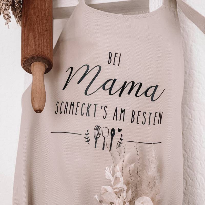 Kochschürze Natur "Bei Mama Schmeckt's Am Besten" Personalisierbar Kochschürze Natur "Bei Mama Schmeckt's Am Besten" Personalisierbar von Kleinkramliebe