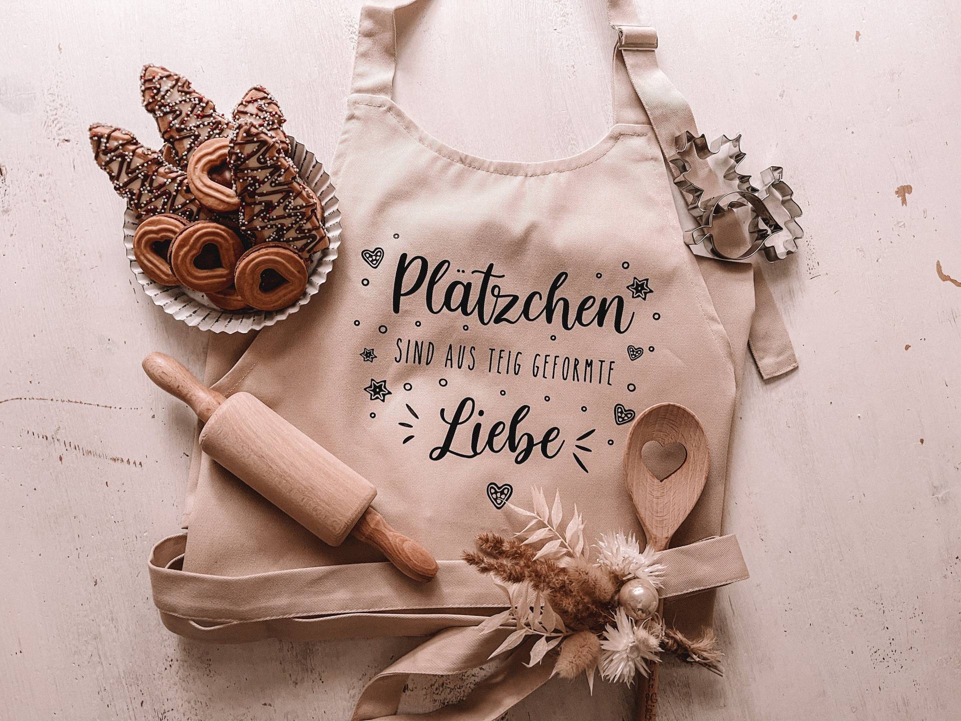 Kochschürze Natur "Plätzchen Sind Aus Teig Geformte Liebe" Kochschürze Natur "Plätzchen Sind Aus Teig Geformte Liebe" von Kleinkramliebe