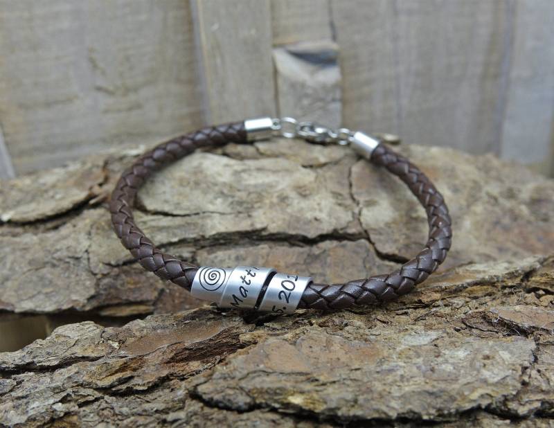 Geflochtenes Lederarmband Für Männer Schriftrolle Gravur Personalisiert Geflochtenes Lederarmband Für Männer Schriftrolle Gravur Personalisiert von Kleinodschmiede