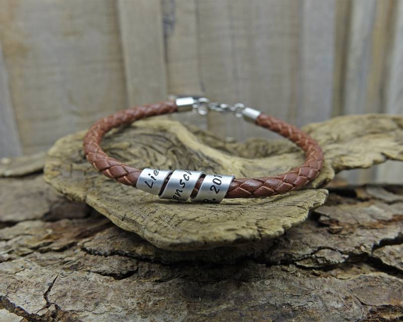 Geflochtenes Lederarmband Unisex Schriftrolle Gravur Personalisiert von Kleinodschmiede