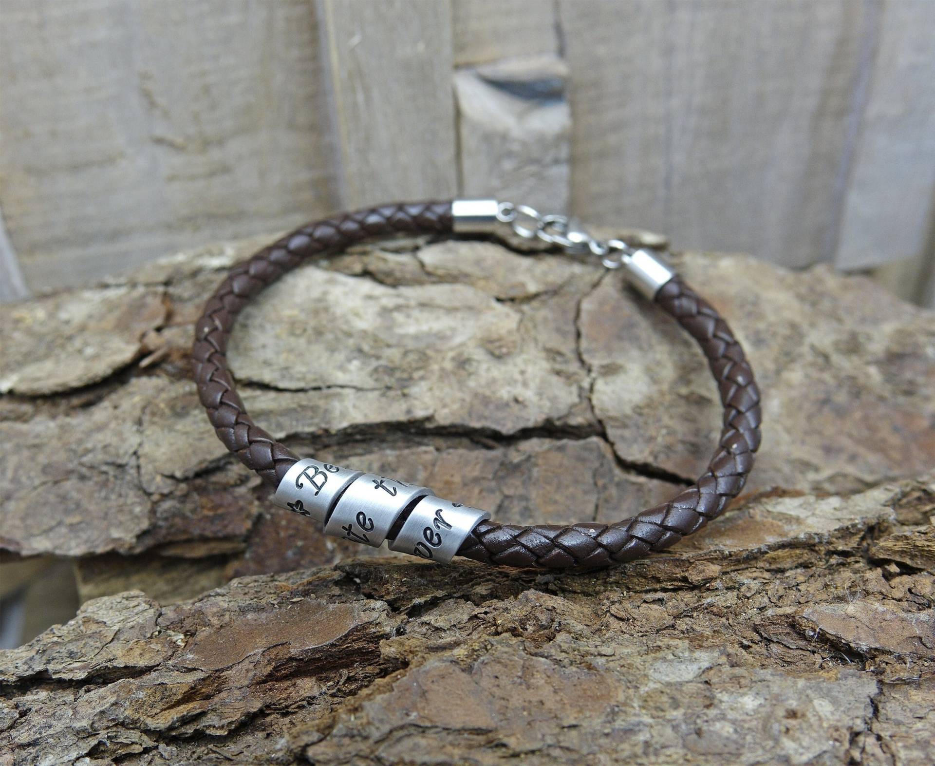 Geflochtenes Lederarmband Unisex Schriftrolle Gravur Personalisiert Geflochtenes Lederarmband Unisex Schriftrolle Gravur Personalisiert von Kleinodschmiede
