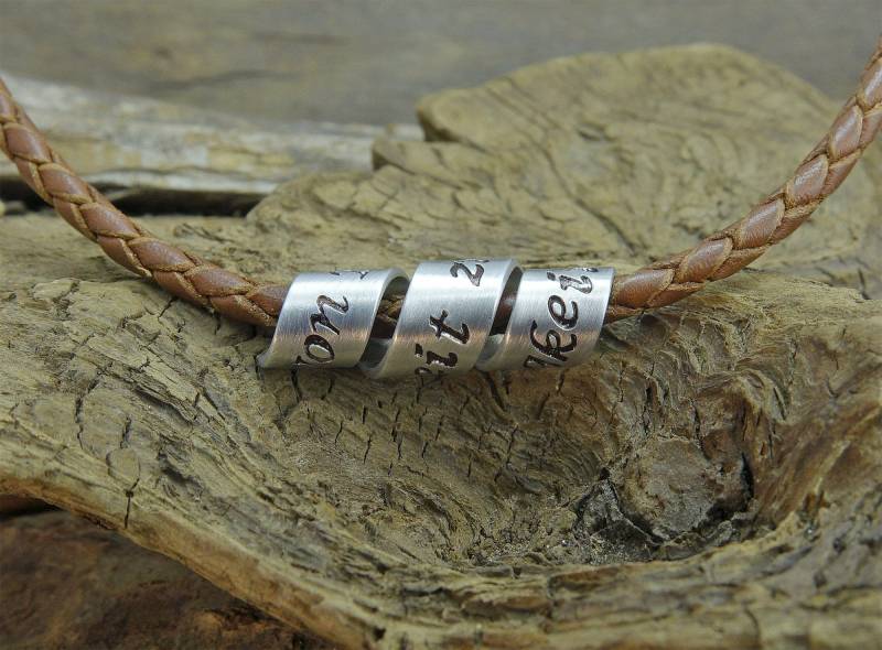 Personalisierte Halskette Schriftrolle Leder Geflochten Handgestempelt Personalisierte Halskette Schriftrolle Leder Geflochten Handgestempelt von Kleinodschmiede