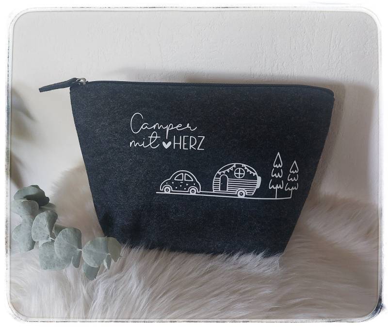 Campingkram Filztasche Geschenk Personalisiert Camping Utensilien Kosmetiktasche von KleinundfeinShop