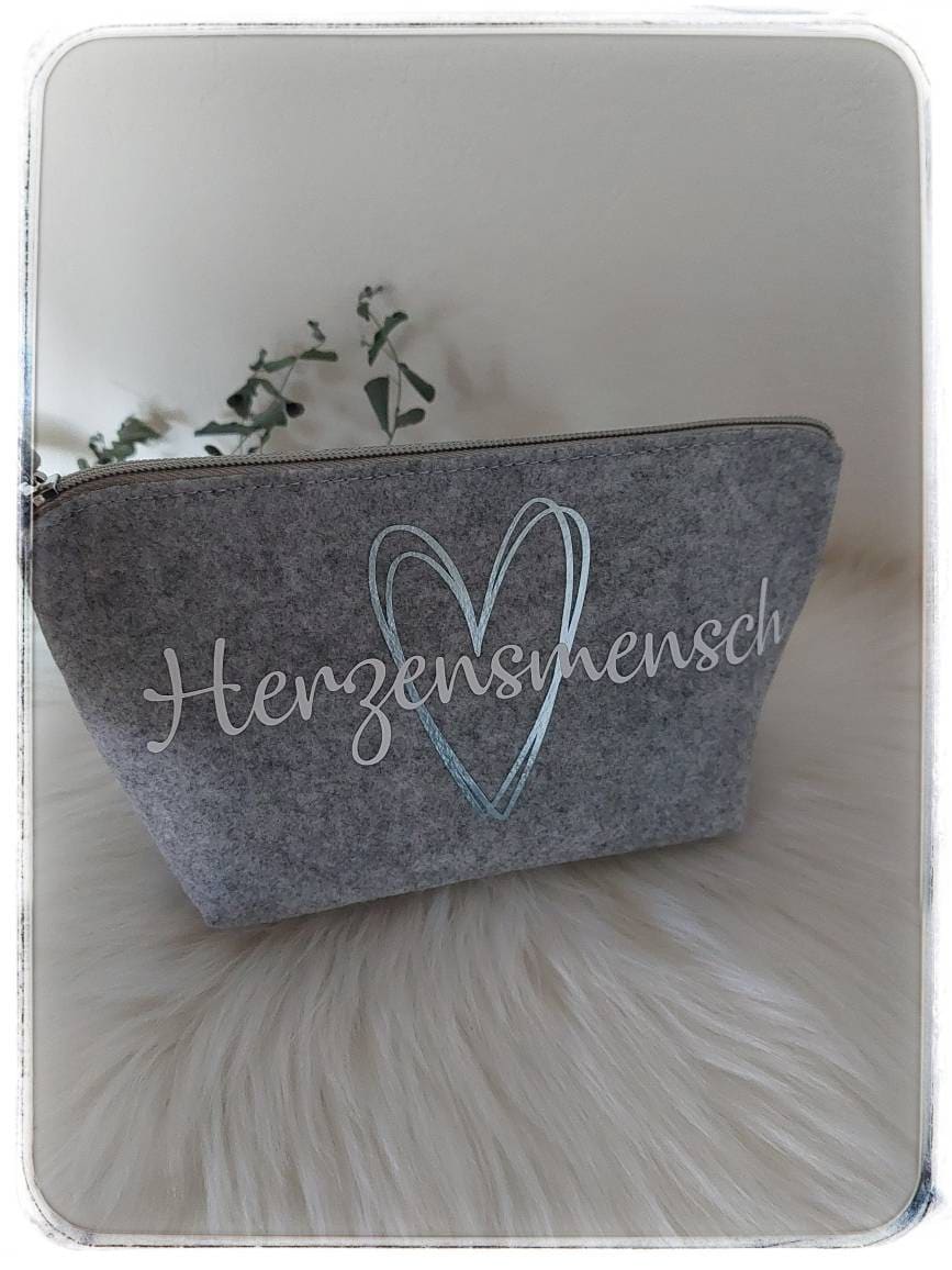 Kosmetiktasche Filz Tasche Geschenk Personalisiert Herzensmensch Personalisiertes Kosmetiktasche Filz Tasche Geschenk Personalisiert Herzensmensch Personalisiertes von KleinundfeinShop