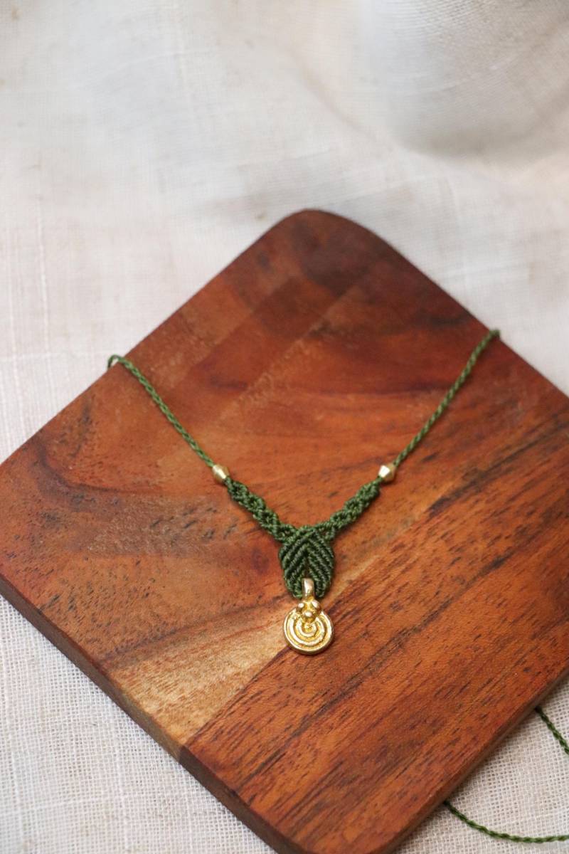 Boho-Chic Kette Handgeknüpft Hippie-stil Alternativ Makramee Schmuck Halskette Messinganhänger Boho-Chic Kette Handgeknüpft Hippie-stil Alternativ Makramee Schmuck Halskette Messinganhänger von Kleinzigkeiten