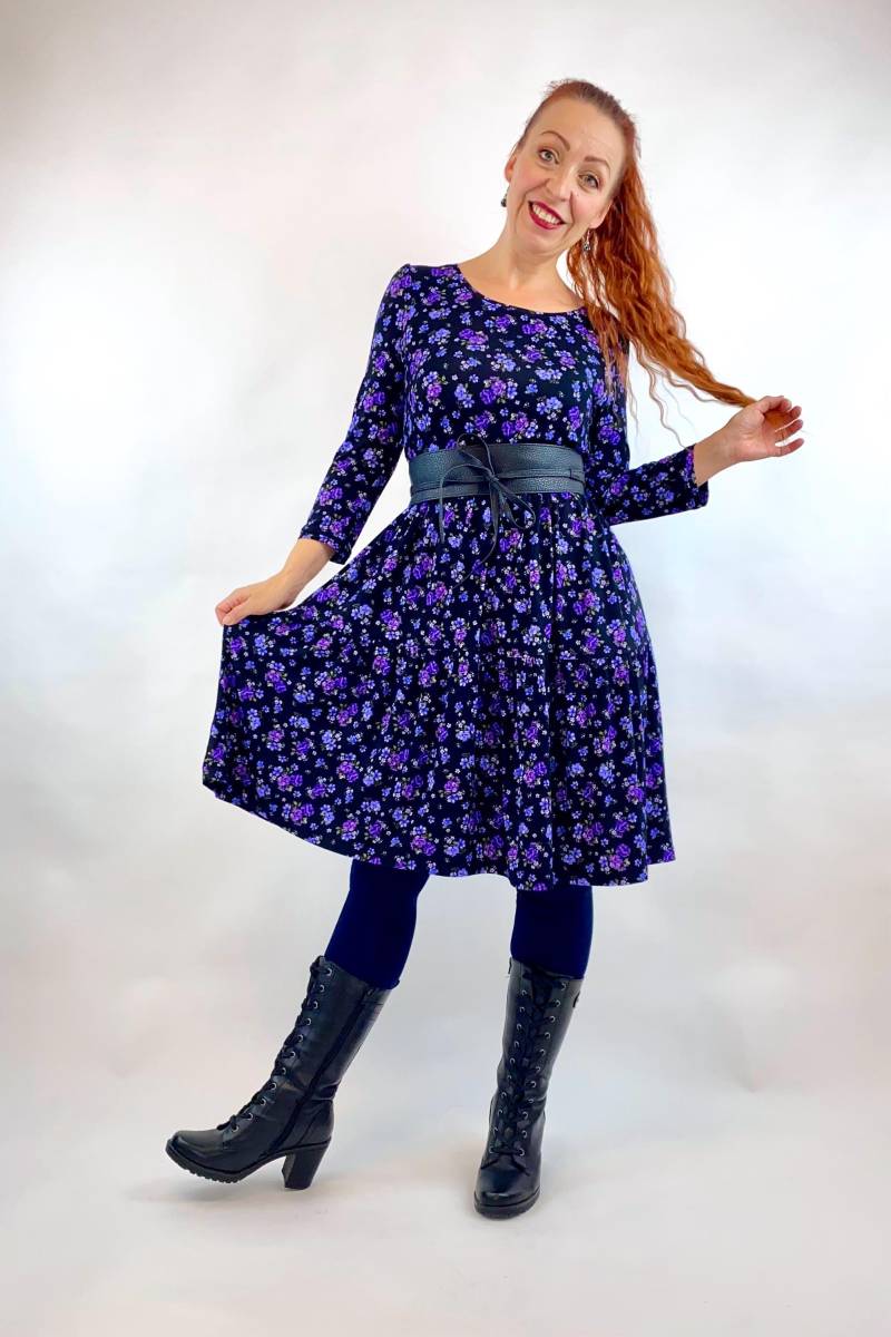 Kleid "Viskose Bonnie" Blümen Schwarz Lila, Damen Stufenkleid Im Boho Style, Slowfashion, Handmade With Love von Klimbimbina