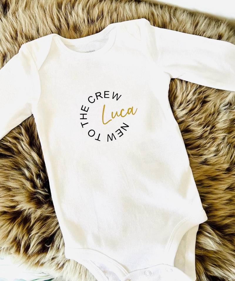 Babybody Personalisiert | New To The Crew Baby Strampler Geburt Geschenk Taufe Mädchen Junge Newborn von Klimbimbykatharina