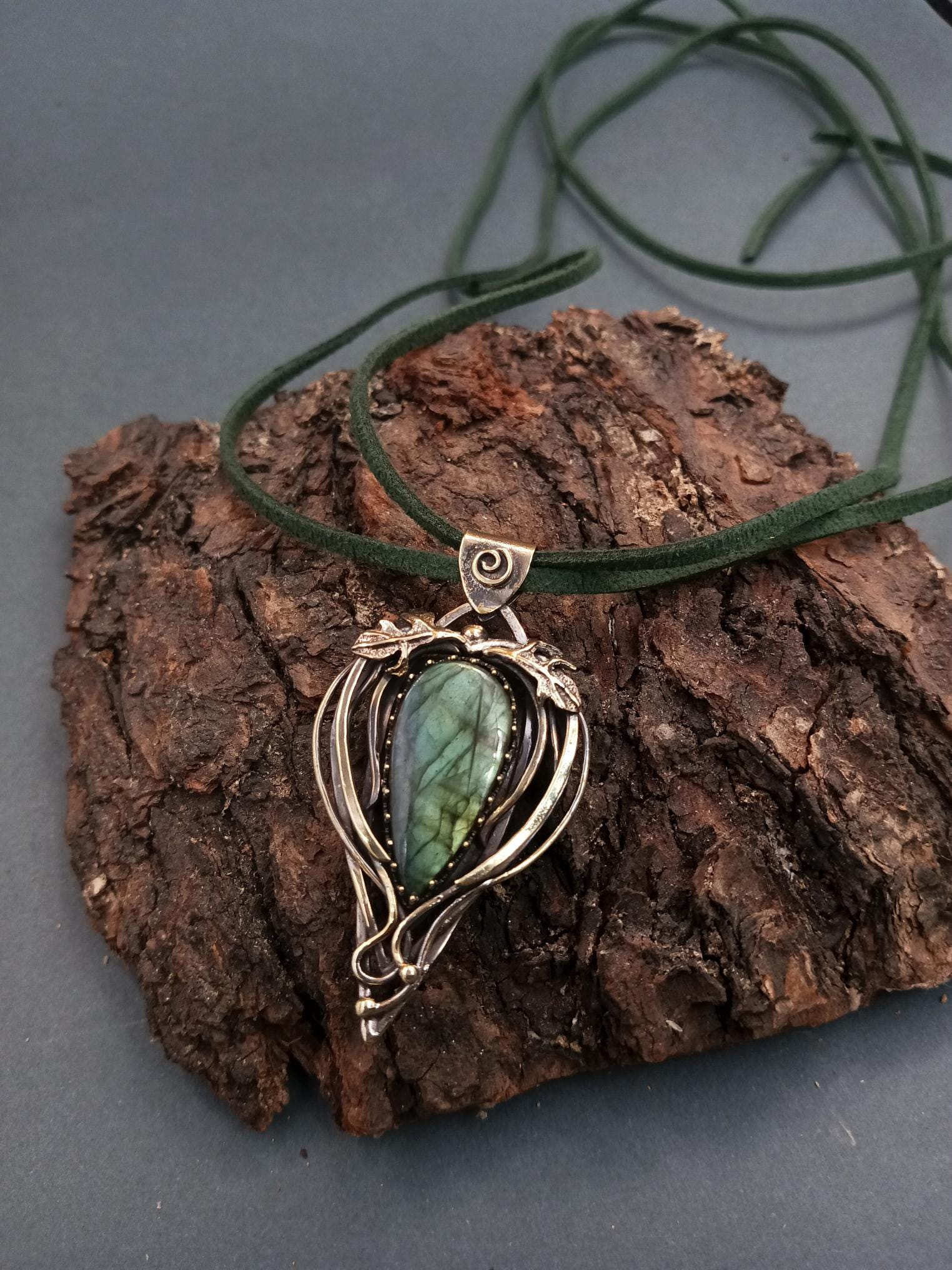 Handgefertigte Grün Labradorit Anhänger Halskette, Fantasy Schmuck von KlimenkoDesigner