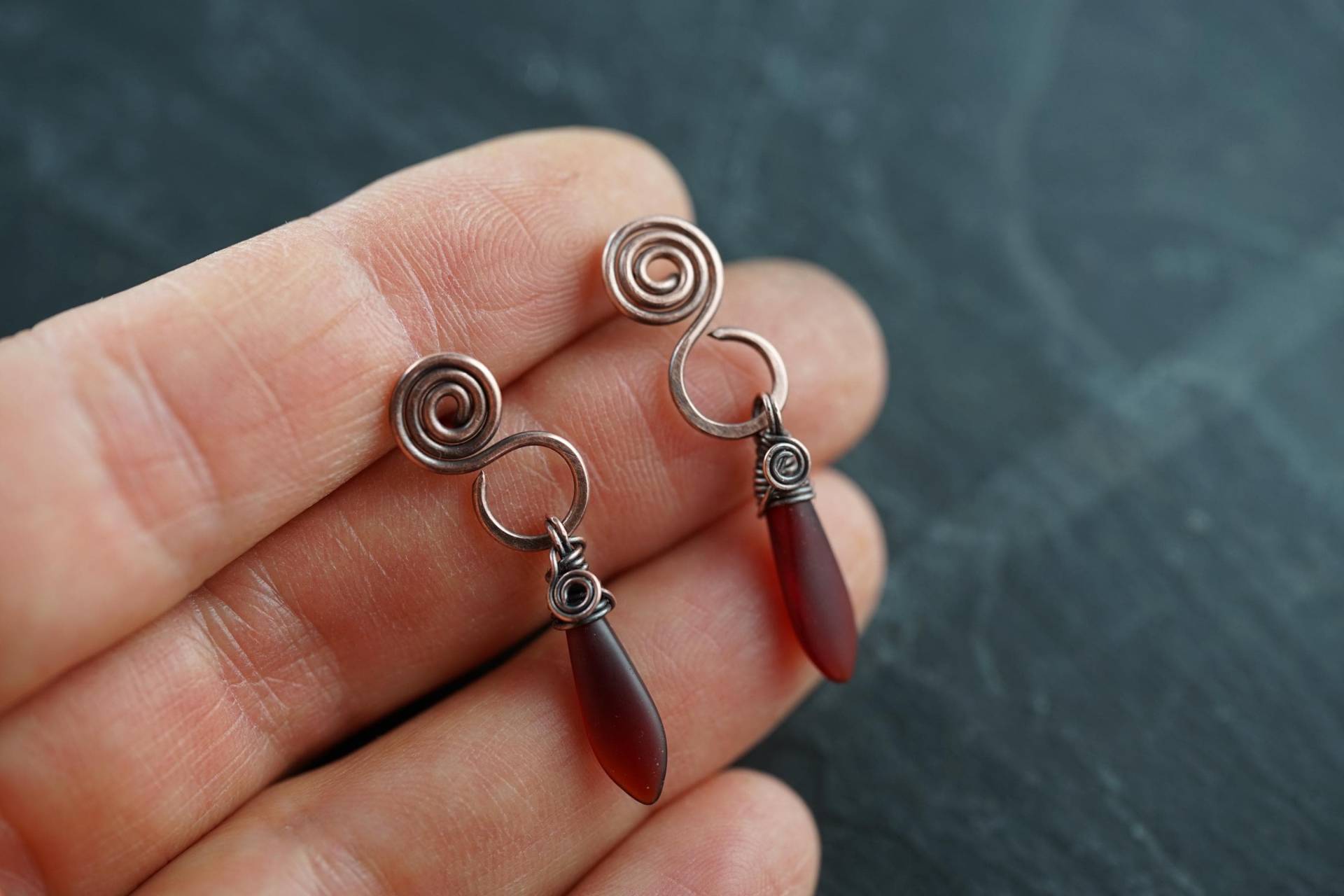 Handgemachte Ohrstecker, Kupfer, Matte Glasperlen, Rustikaler Schmuck, Geschenk Kupferne Hochzeit, Keltisch, Mittelalter von KlimmBimm