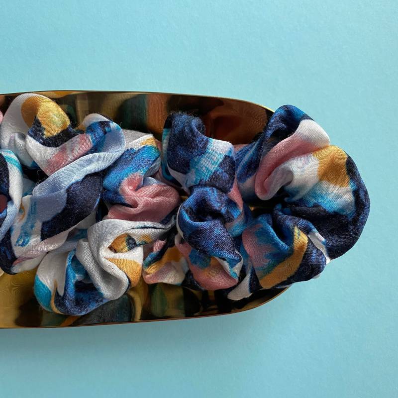 Bunte Aquarell Satin Scrunchies Haargummi Upcycling von KlipKlapStudio