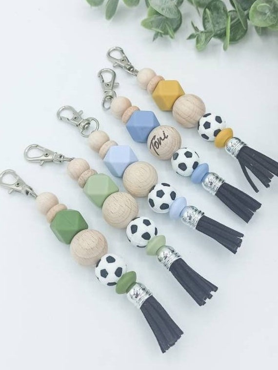 Schlüsselanhänger Mit Fußball, Personalisiert Namen, Geschenk Zum Geburtstag, Einschulung, Weihnachtsgeschenk, Adventskalender Schlüsselanhänger Mit Fußball, Personalisiert Namen, Geschenk Zum Geburtstag, Einschulung, Weihnachtsgeschenk, Adventskalender von KlitzekleinVonMaria