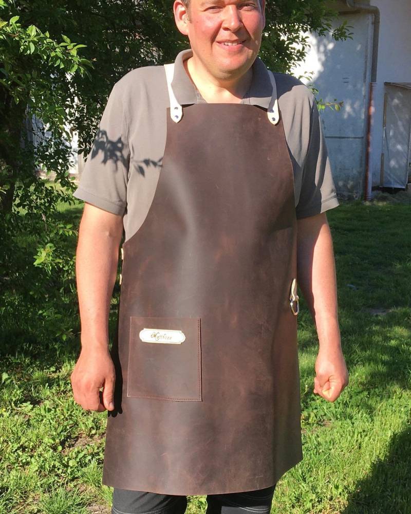 Grillschürze Aus Fettleder - Mit Personalisierung Grillschürze Aus Fettleder - Mit Personalisierung von Klostersattlerei