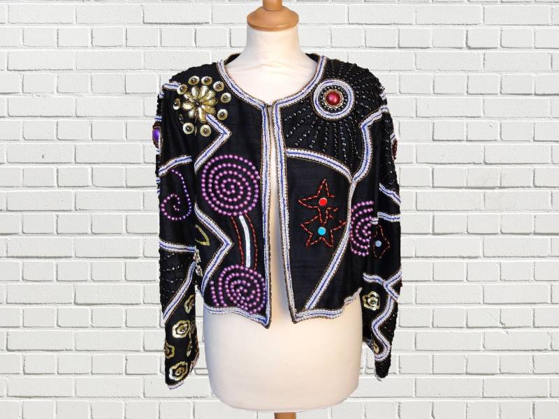 Aufwendig Gestaltete Jacke Naturseide Schmucksteine Stickereien 80S Schwarz Open Blazer Für Frauen Boho Vintage von Klotzlaedchen