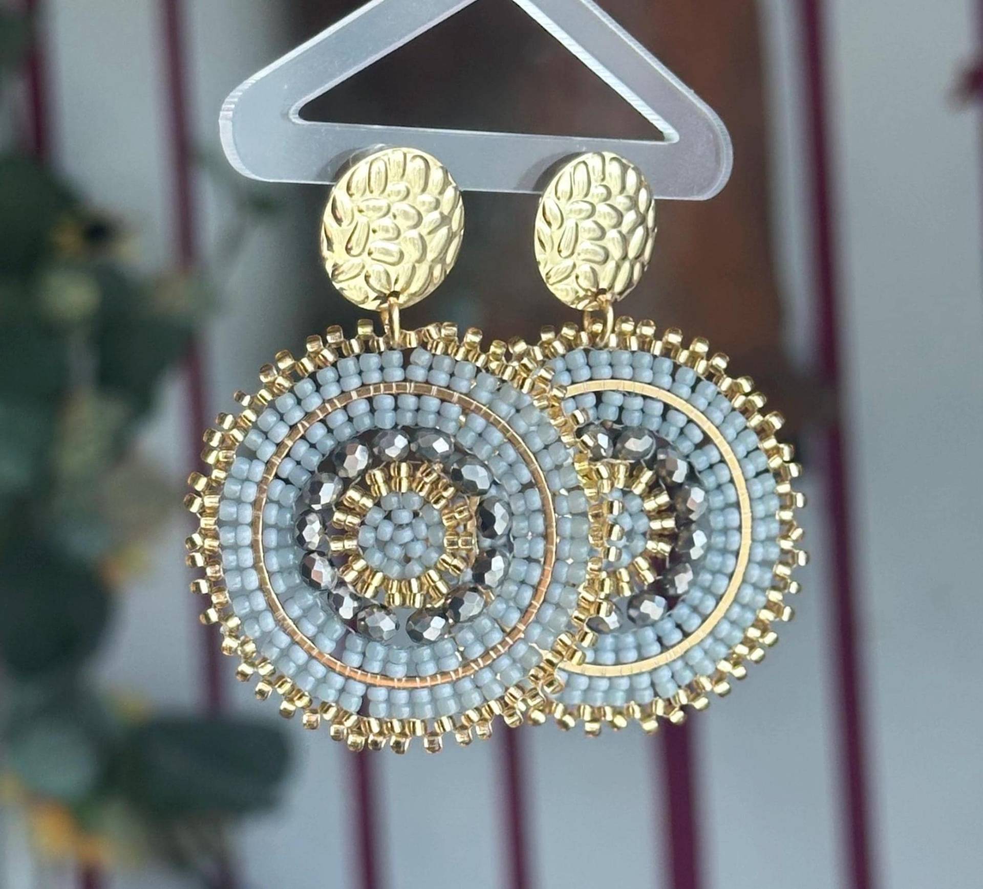 Alba || Edelstahl Ohrringe Gold Silber, Perlenohrring Gold, Graue Ohrringe, Glasperlen, Silber Boho Perlenschmuck von KlunkerJewelryDE