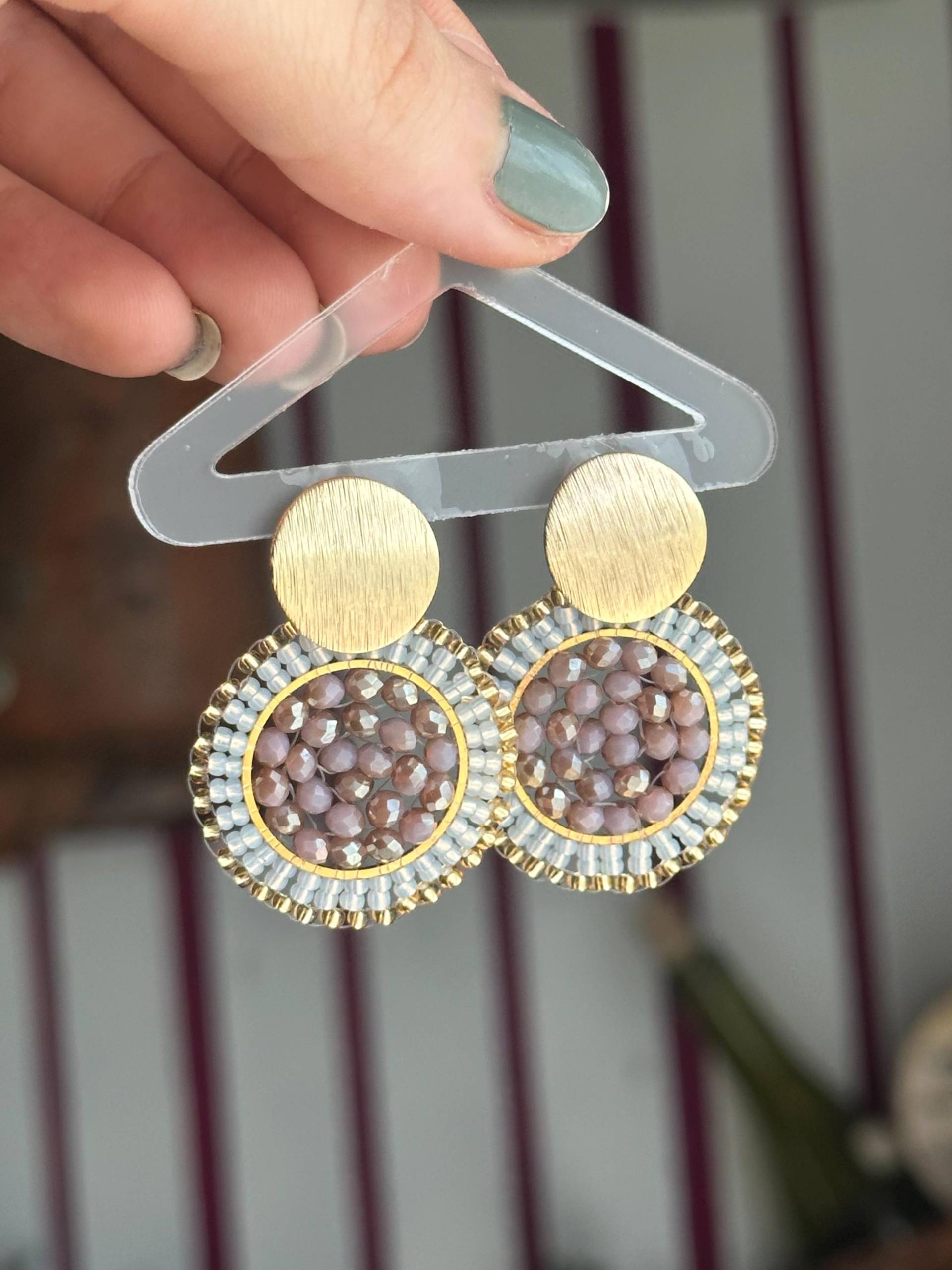 Alessia | Statement Ohrringe Beige Gold, Glasperlen Edelstahlstecker, Perlenohrring Klein, Rund Gold von KlunkerJewelryDE