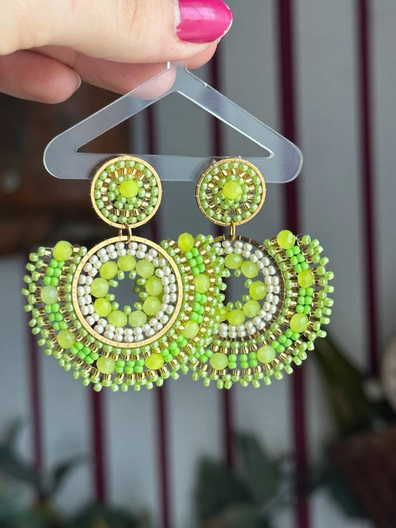 Amanda || Statement Ohrringe Grün Gold, Glasperlen Edelstahlstecker, Ohrring Hellgrün, Groß, Große Geün Beige von KlunkerJewelryDE