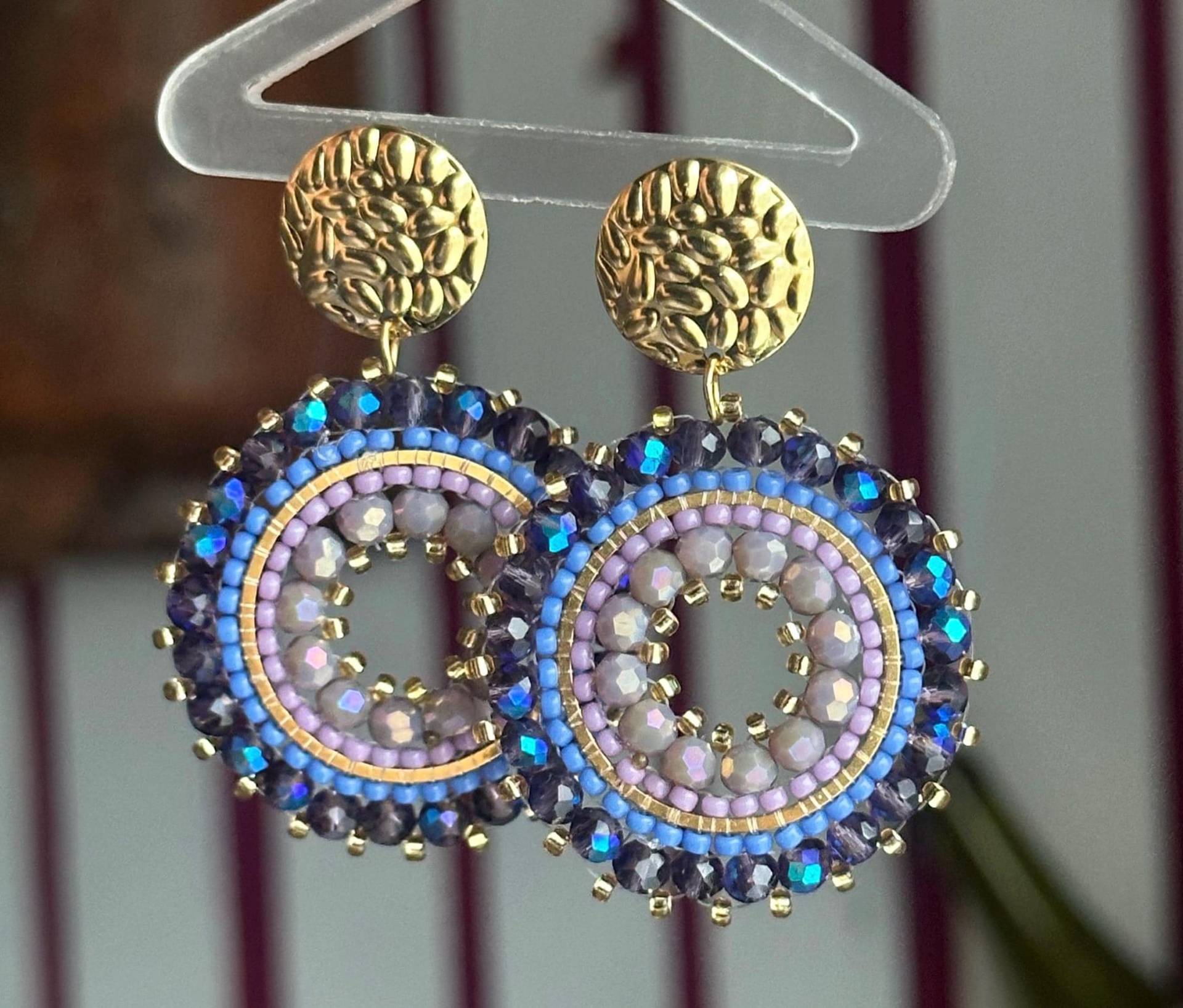 Amelia || Statement Ohrringe Gold Flieder, Glasperlen Edelstahlstecker, Ohrring Lila, Groß, Große Rund, Strand von KlunkerJewelryDE