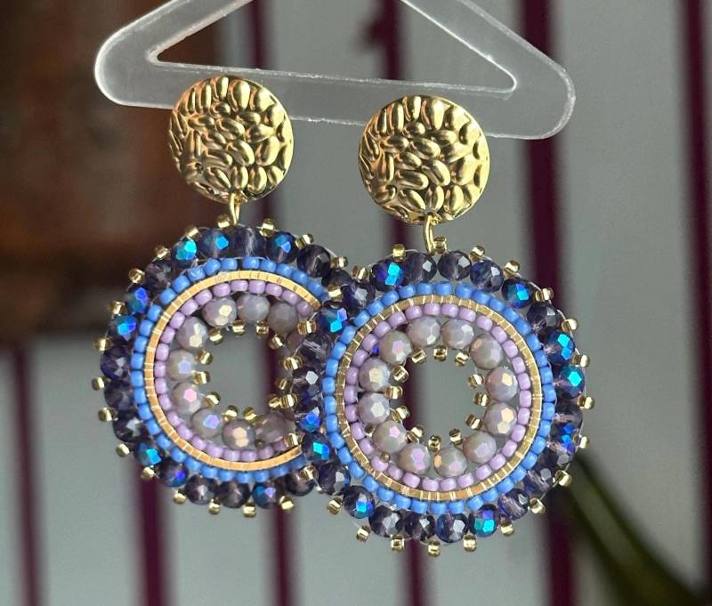 Amelia || Statement Ohrringe Gold Flieder, Glasperlen Edelstahlstecker, Ohrring Lila, Groß, Große Rund, Strand von KlunkerJewelryDE