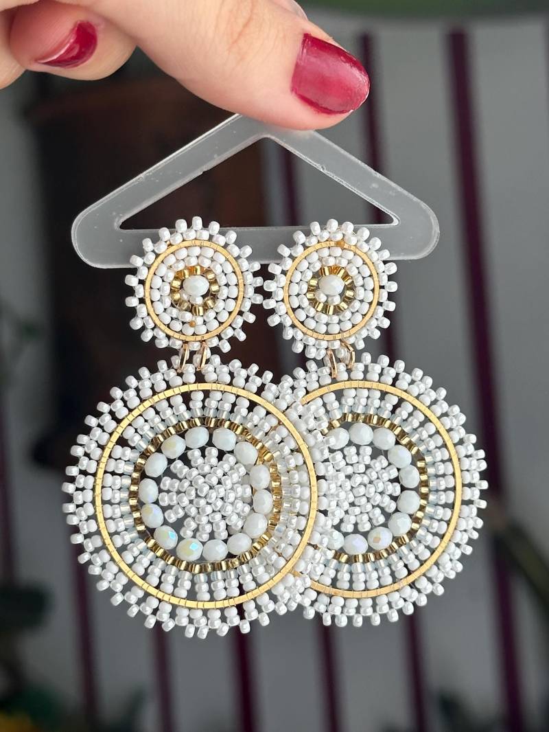 Bianca | Statement Ohrringe Weiß, Glasperlen Edelstahlstecker, Perlenohrring Groß, Große Rund, Boho, Braut von KlunkerJewelryDE