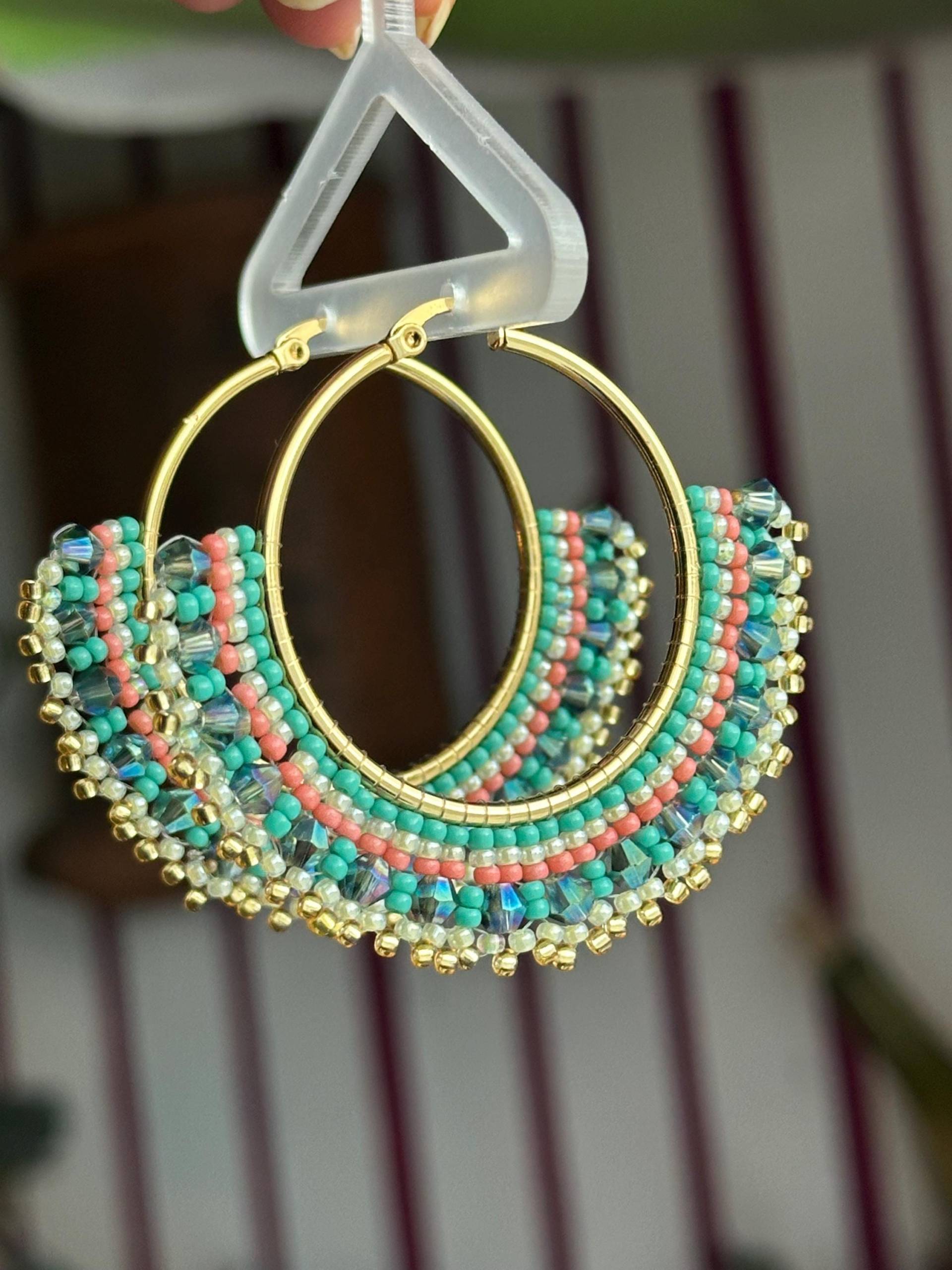 Celia | Creolen Gold Groß, Statement Gold, Handgemachte Ohrringe Aus Glasperlen, Gold, Boho Hippie Ohrring Grün von KlunkerJewelryDE