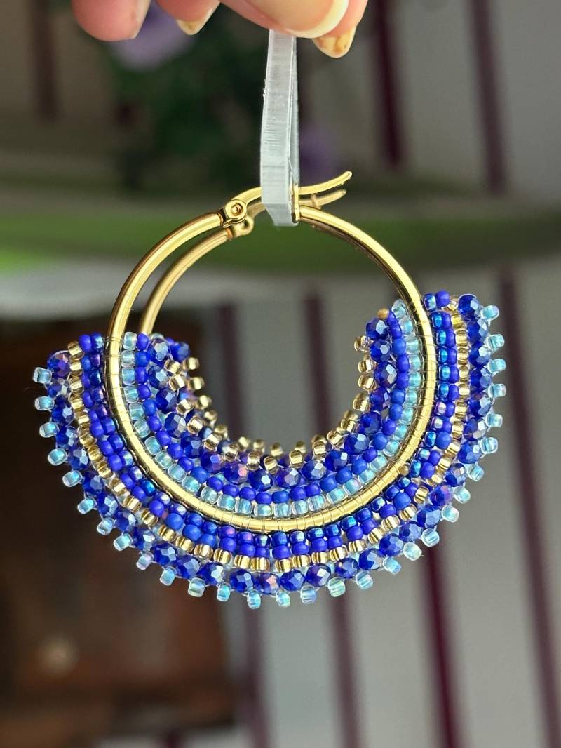 Cindy | Creolen Gold Groß, Perlenohrring Blau , Handgemachte Ohrringe Aus Glasperlen, Statement Gold, Boho Hippie Ohrring von KlunkerJewelryDE