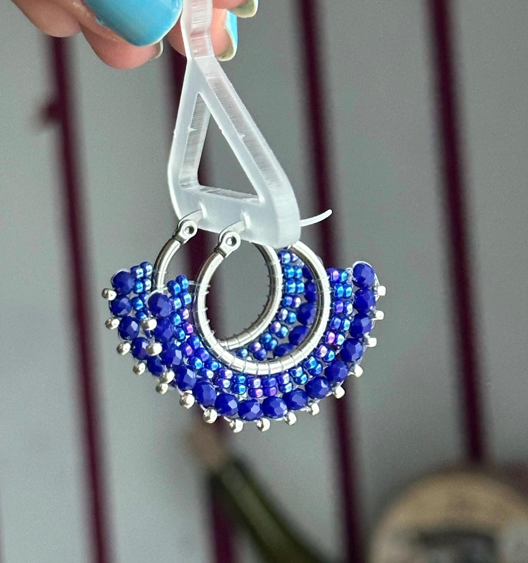 Cintia | Creolen Silber, Dunkelblaue Ohrringe Perlen, Perlenohrring Statement Ohrringe, Glasperlen, Kleine Perlen von KlunkerJewelryDE