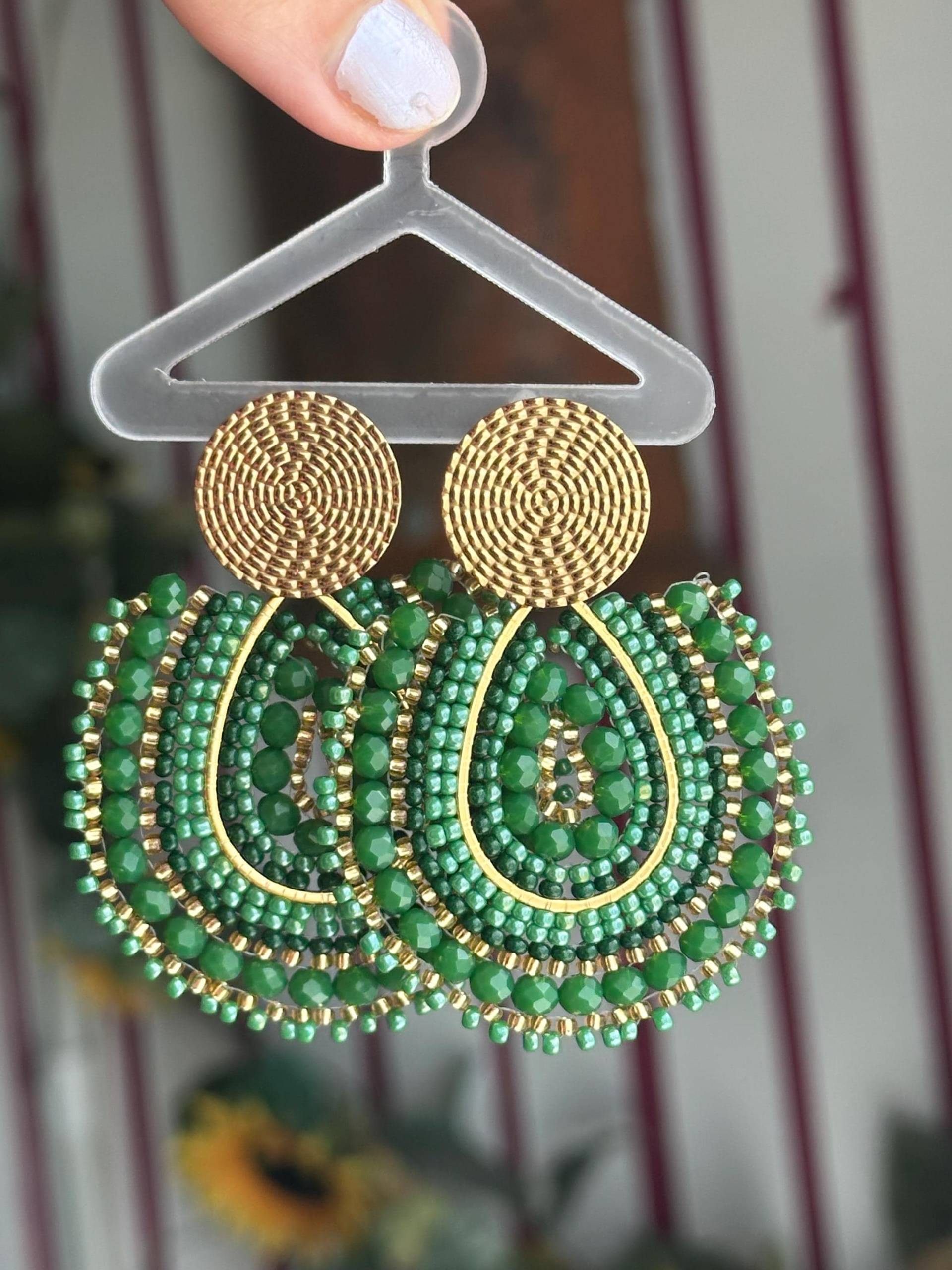 Clara | Statement Ohrringe Gold Grün, Perlenohrring Gold, Tropfen Ohrringe, Glasperlen, Dunkelgrüne Boho Grün von KlunkerJewelryDE