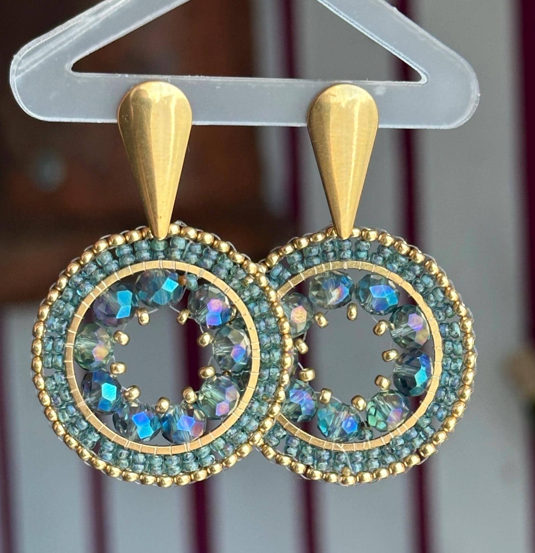 Dana | Ohrring Grün Grau, Perlenohrring Gold, Handgemachte Ohrringe Aus Glasperlen, Grün, Statement Ohrringe, Boho Hippie von KlunkerJewelryDE