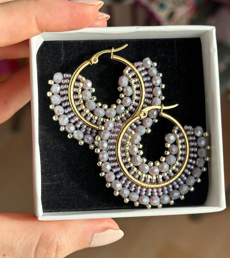 Dari || 18 Karat Vergoldete Creolen Flieder, Perlenohrring Gold, Klunker, Ohrringe Glasperlen, Perlen, Brautschmuck, Boho Dari || 18 Karat Vergoldete Creolen Flieder, Perlenohrring Gold, Klunker, Ohrringe Glasperlen, Perlen, Brautschmuck, Boho von KlunkerJewelryDE