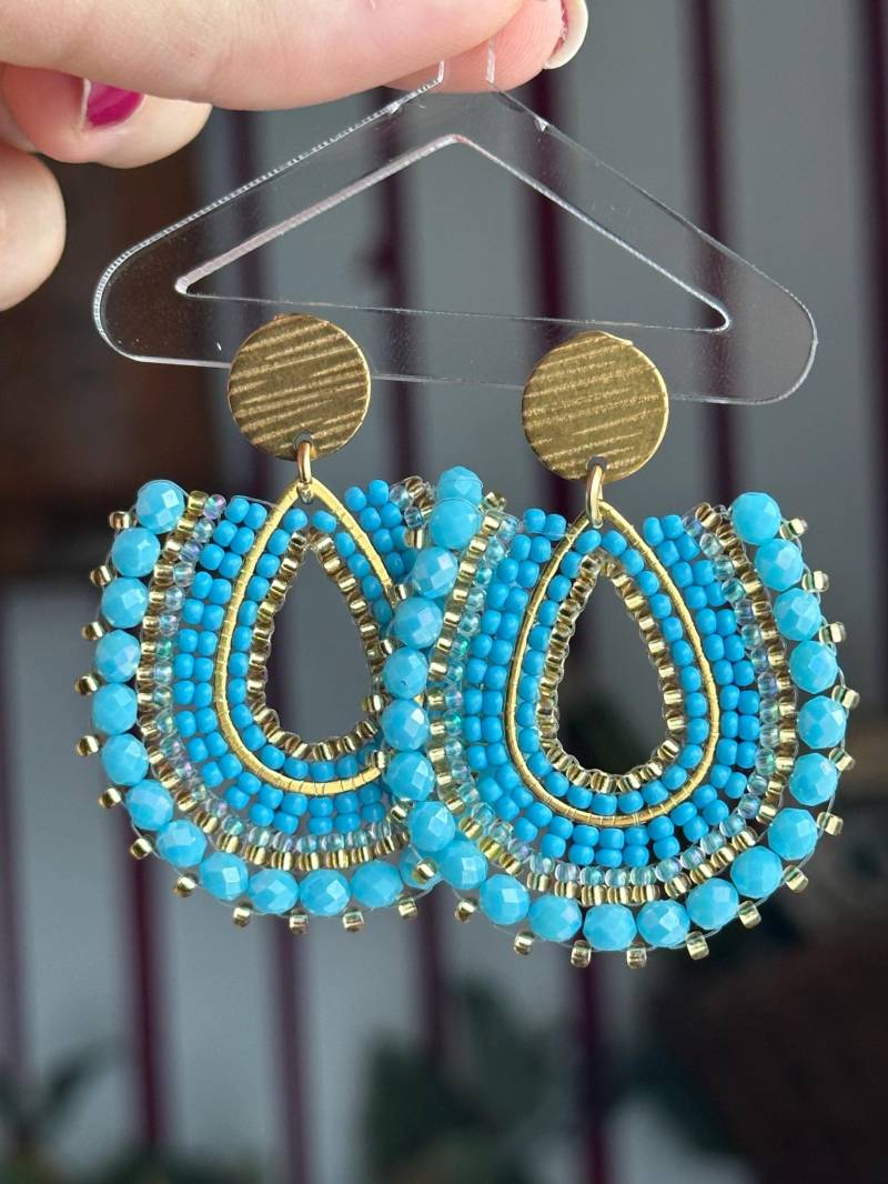 Elva | Ohrring Hellblau, Perlenohrring Gold, Handgemachte Ohrringe Aus Glasperlen, Tropfen, Statement Ohrringe, Boho Hippie von KlunkerJewelryDE