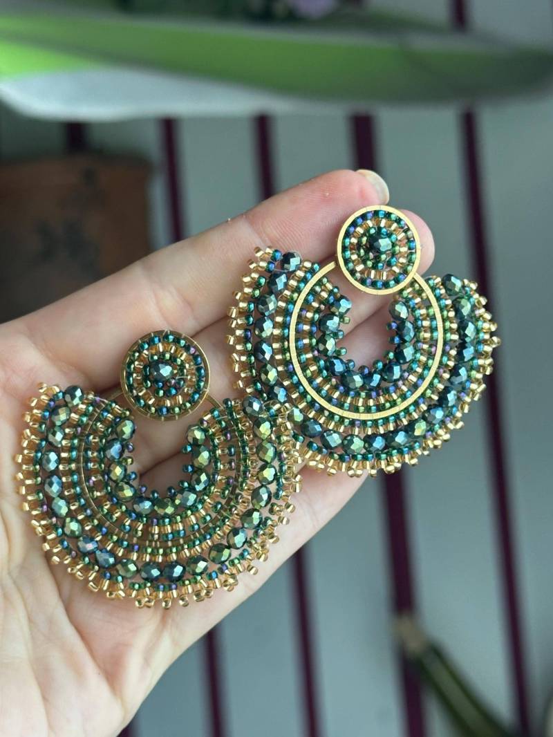 Eva | Edelstahl Ohrringe Gold Grün, Perlenohrring Gold, Grüne Ohrringe, Glasperlen, Brautschmuck, Boho Perlenschmuck von KlunkerJewelryDE