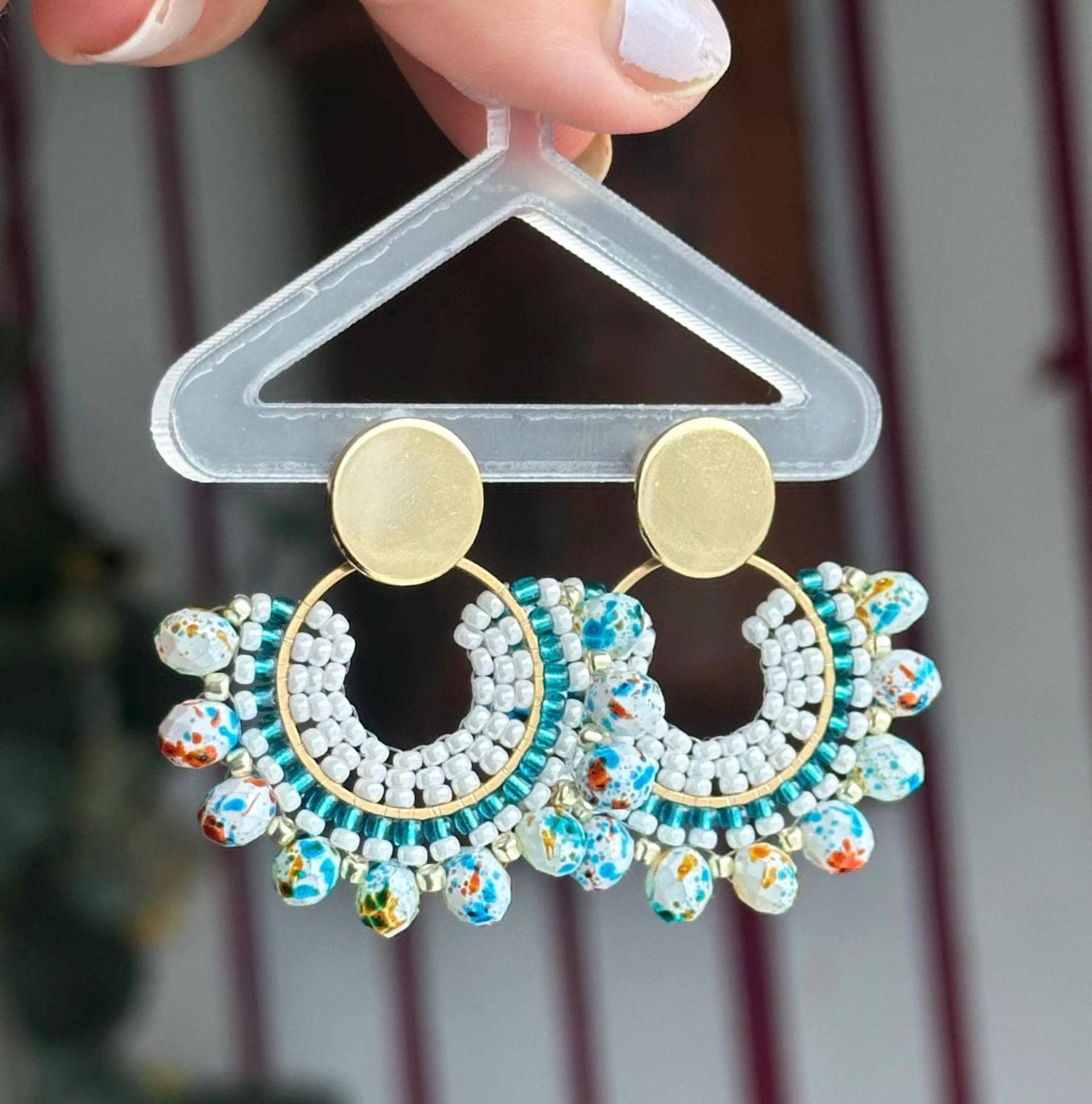 Flor | Ohrring Weiß Blau, Perlenohrring Gold, Handgemachte Ohrringe Aus Glasperlen, Geschenkidee, Statement Ohrringe, Blumenohrring Boho von KlunkerJewelryDE