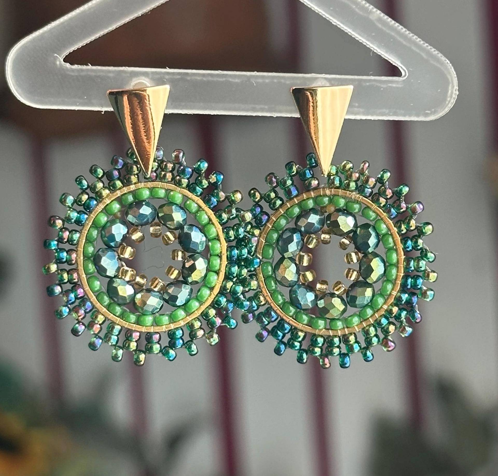 Jana | Edelstahl Ohrringe Grün, Perlenohrring Gold Weiß, Dunkelgrüne Ohrringe, Glasperlen, Kleine Perlen Grün, Boho Schmuck von KlunkerJewelryDE