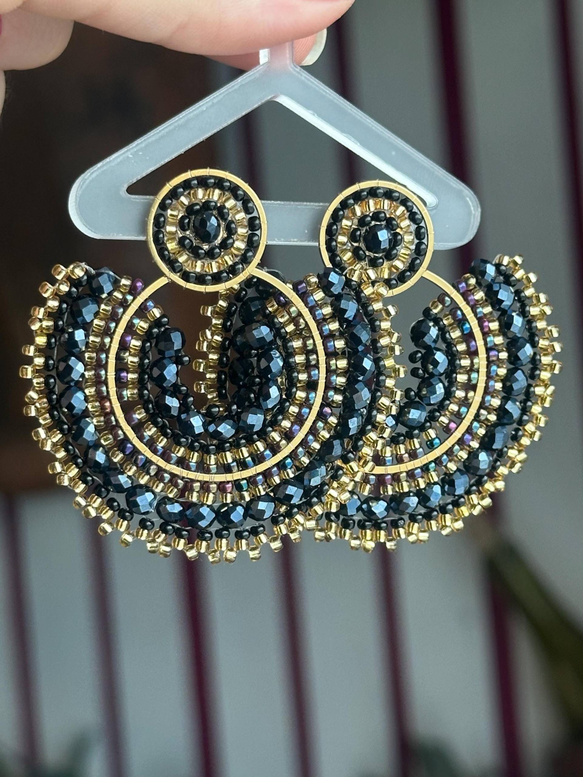 Jasmin | Edelstahl Ohrringe Gold Schwarz, Perlenohrring Schwarz Gold, Schwarze Ohrringe, Glasperlen, Boho Perlenschmuck von KlunkerJewelryDE