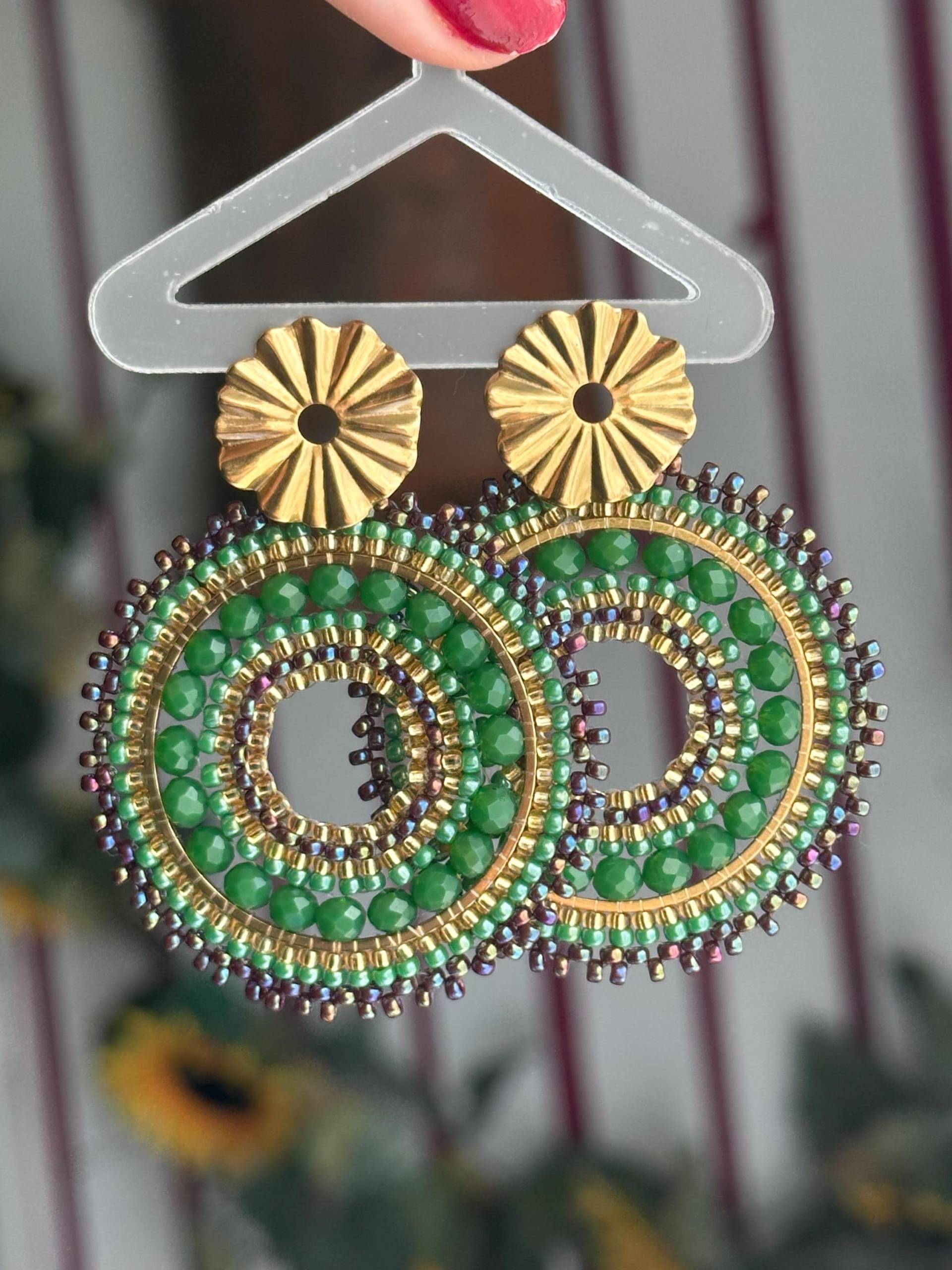 Joyce || Edelstahl Ohrringe Gold Grün, Perlenohrring Gold, Grüne Ohrringe, Glasperlen, Dunkelgrün, Boho Perlenschmuck von KlunkerJewelryDE