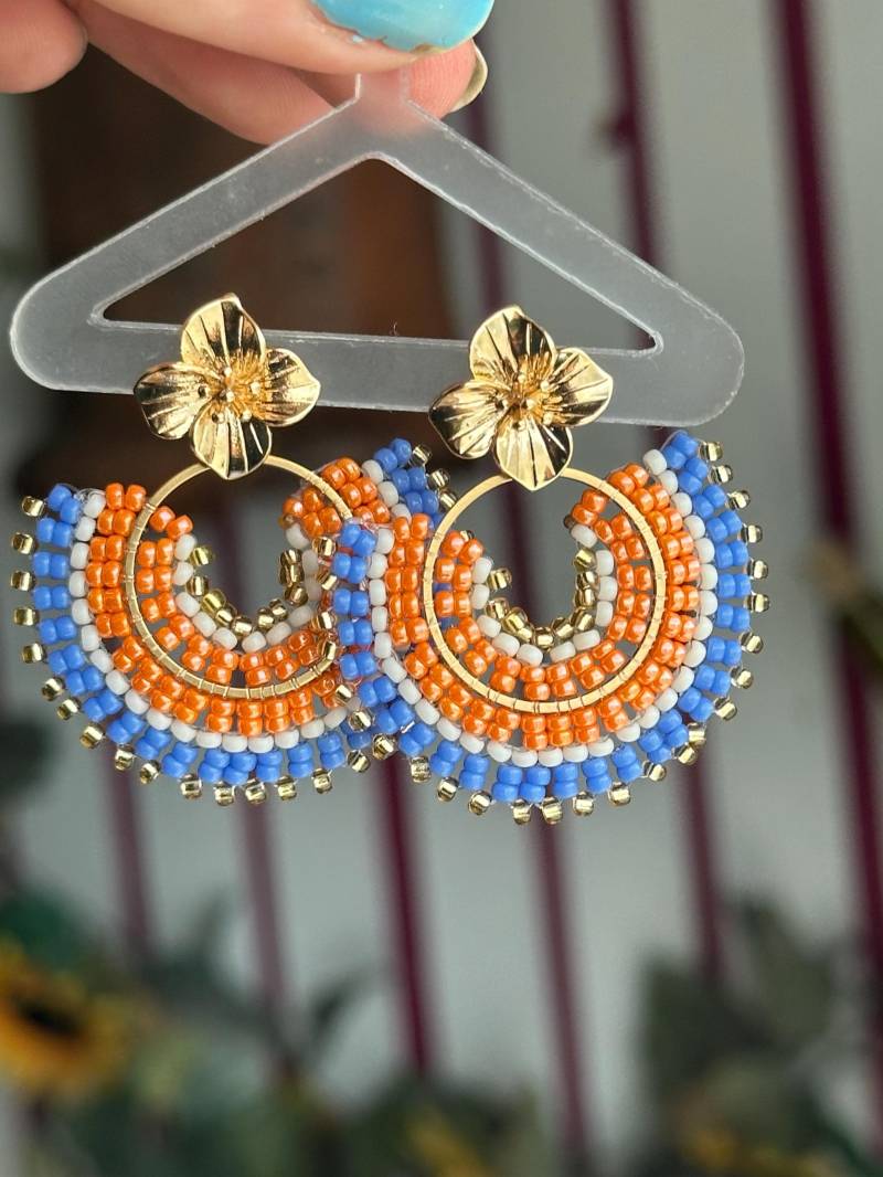 Leonie || Edelstahl Ohrringe Orange Blau , Perlenohrring Gold, Blumenohrringe, Glasperlen, Boho Ohrringe, Perlenschmuck von KlunkerJewelryDE
