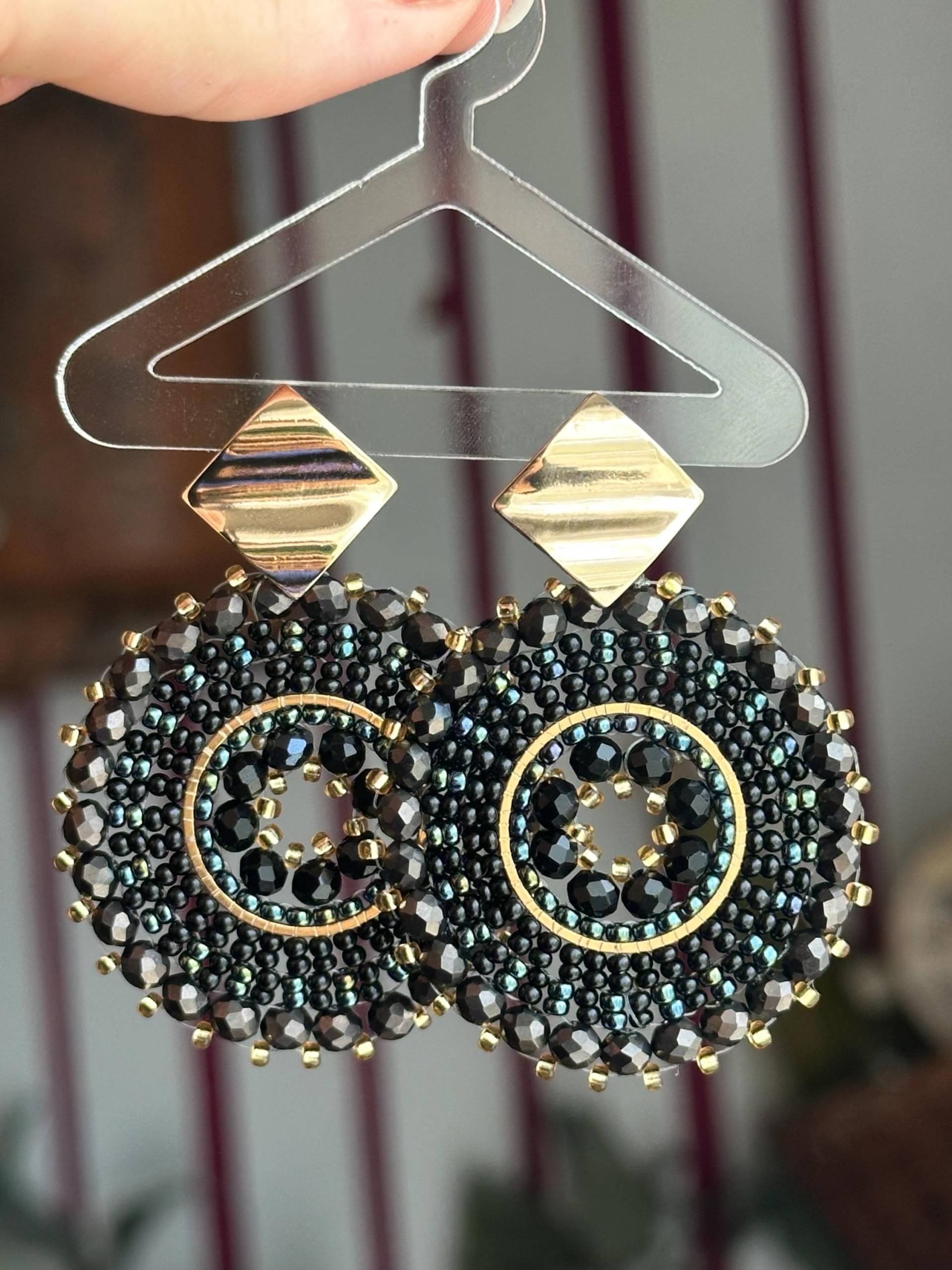 Leonor || Edelstahl Ohrringe Gold Schwarz, Perlenohrring Gold, Schwarze Ohrringe, Glasperlen, Boho Perlenschmuck Schwarz von KlunkerJewelryDE