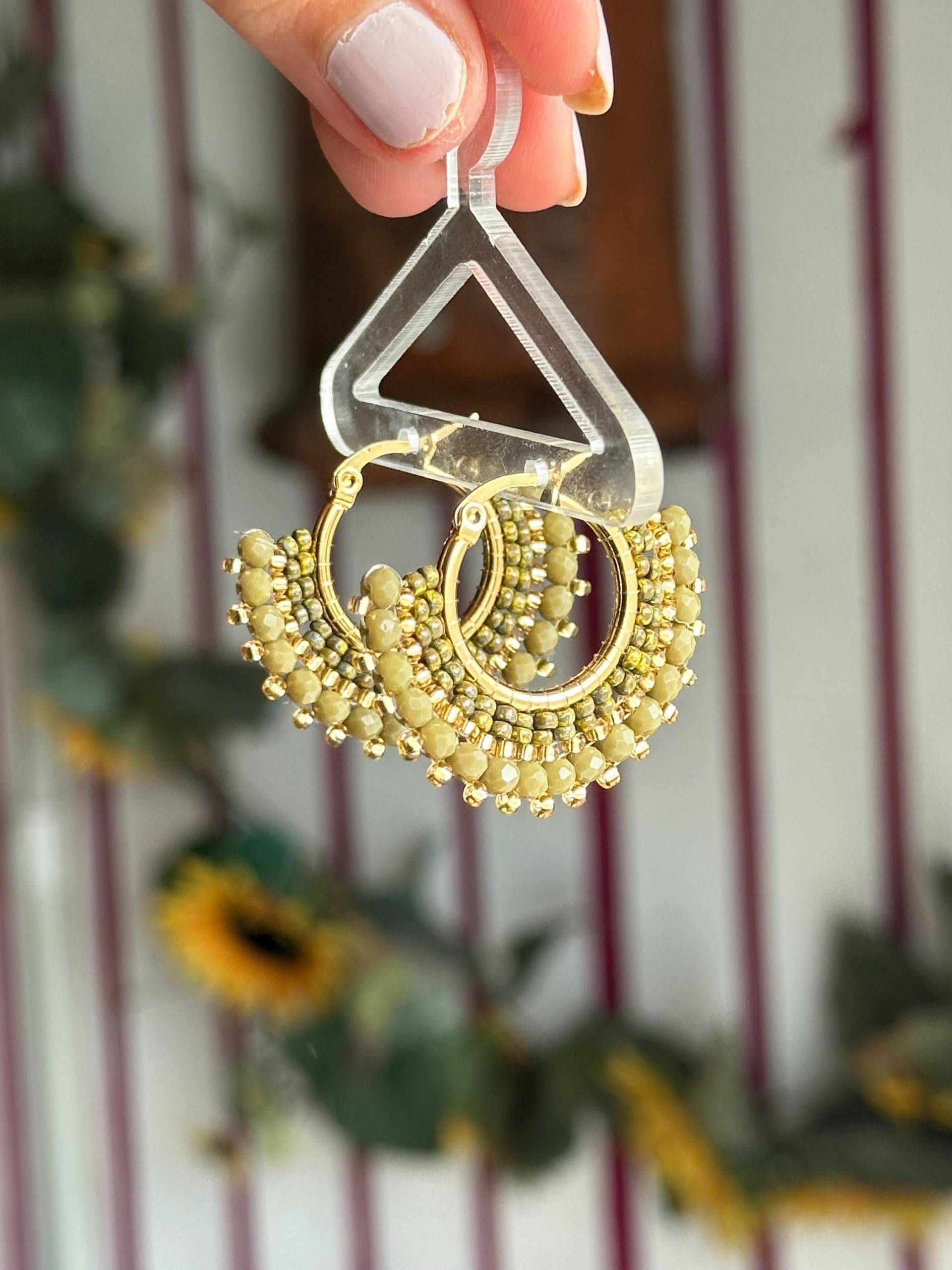 Mila | 18 Karat Vergoldete Creolen Khaki Grün, Perlenohrring Gold, Ohrringe Glasperlen, Kleine Perlen, Boho Grün von KlunkerJewelryDE