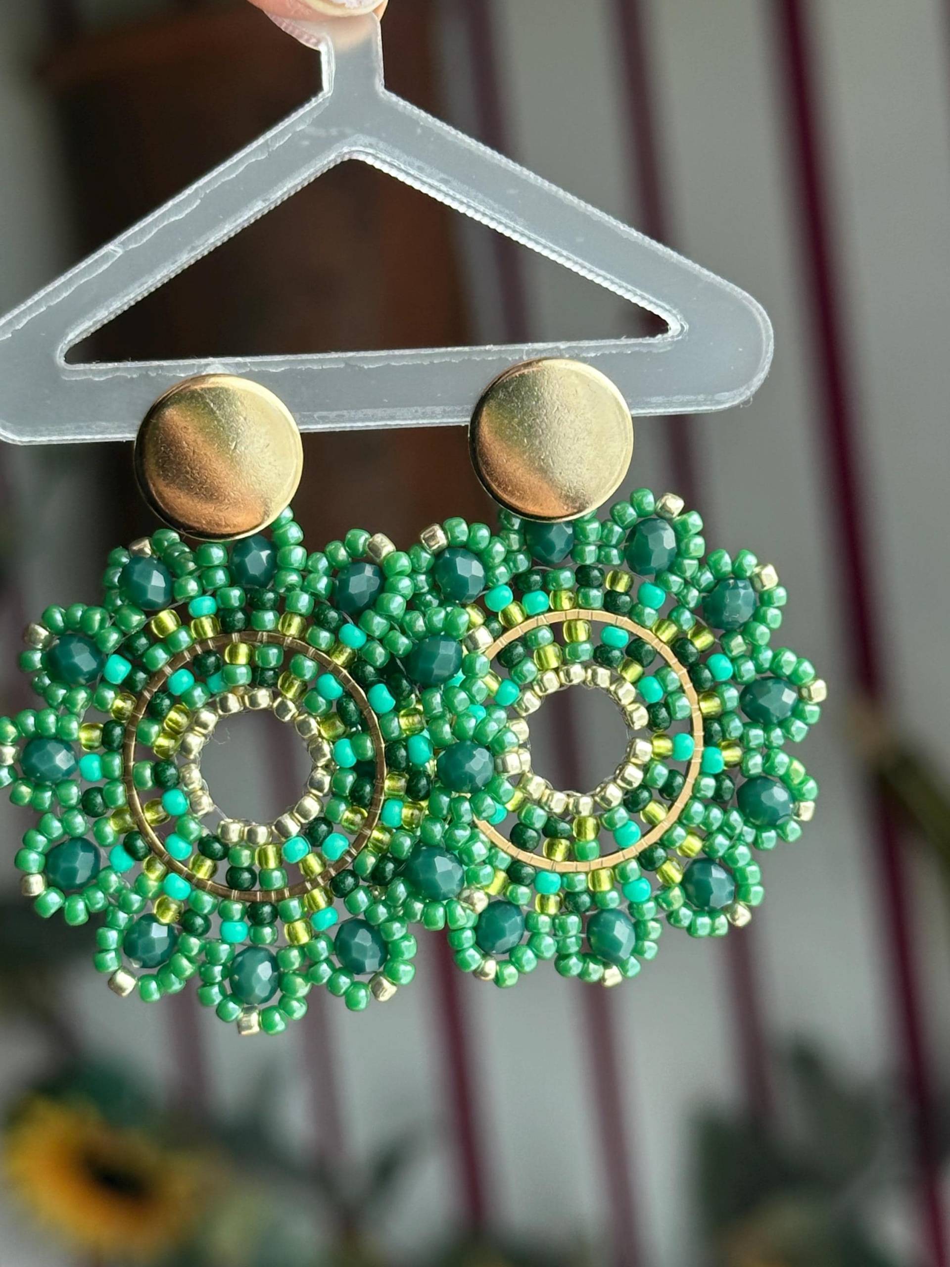 Nerea | Ohrring Grün, Perlenohrring Gold, Handgemachte Ohrringe Aus Glasperlen, Blume Statement Ohrringe, Boho Hippie von KlunkerJewelryDE