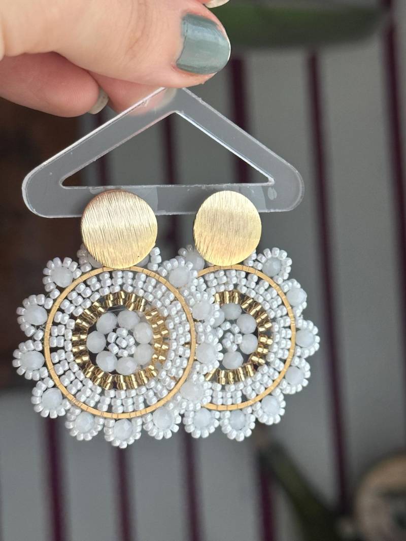 Rose || Edelstahl Ohrringe Weiß, Perlenohrring Gold, Weiße Ohrringe, Glasperlen, Brautschmuck, Boho Blumenohrringe Weiß Rose || Edelstahl Ohrringe Weiß, Perlenohrring Gold, Weiße Ohrringe, Glasperlen, Brautschmuck, Boho Blumenohrringe Weiß von KlunkerJewelryDE