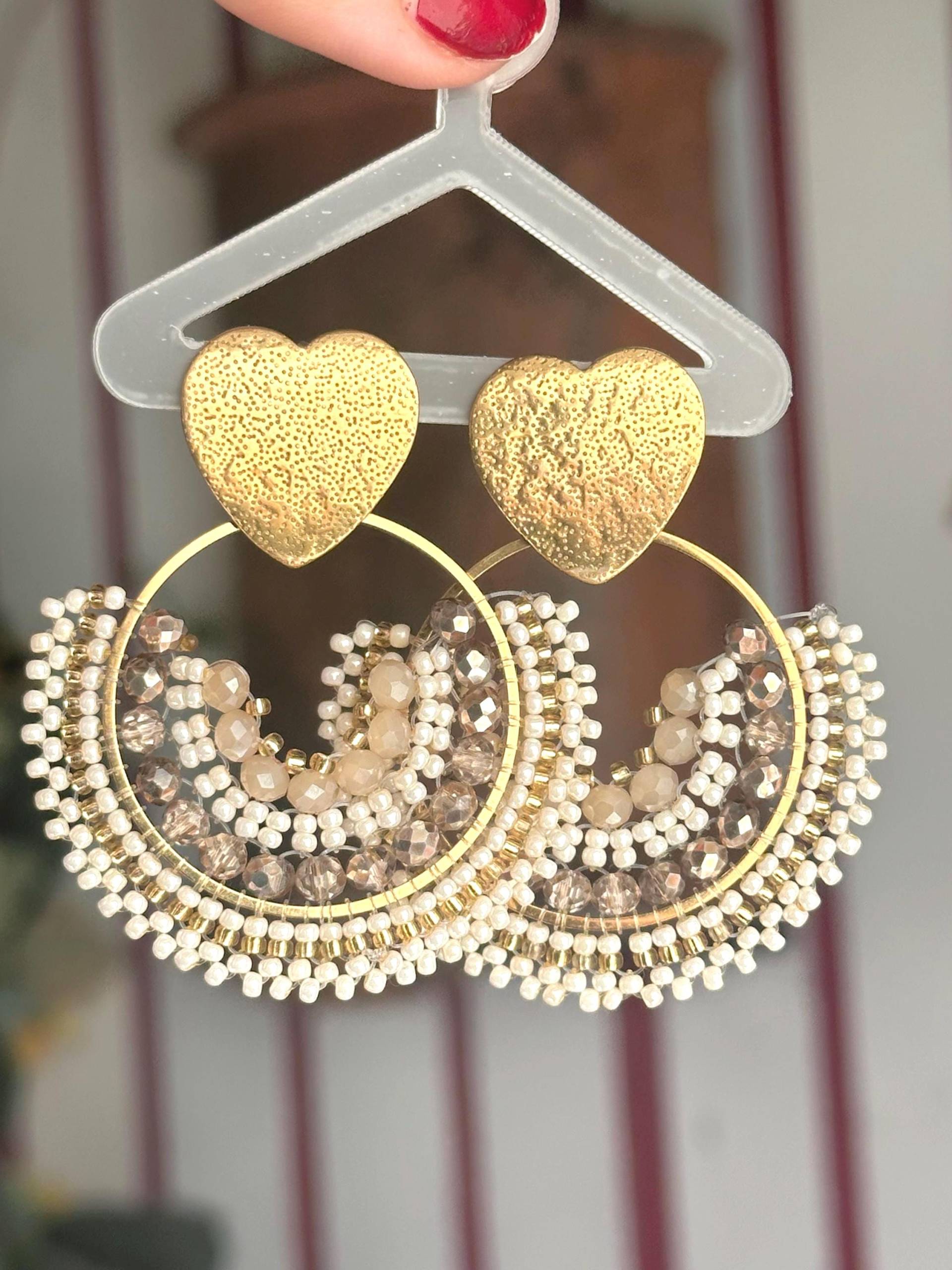 Sarah || Edelstahl Ohrringe Gold Beige, Perlenohrring Gold, Herz Ohrringe, Glasperlen, Boho Perlenschmuck Weiß von KlunkerJewelryDE