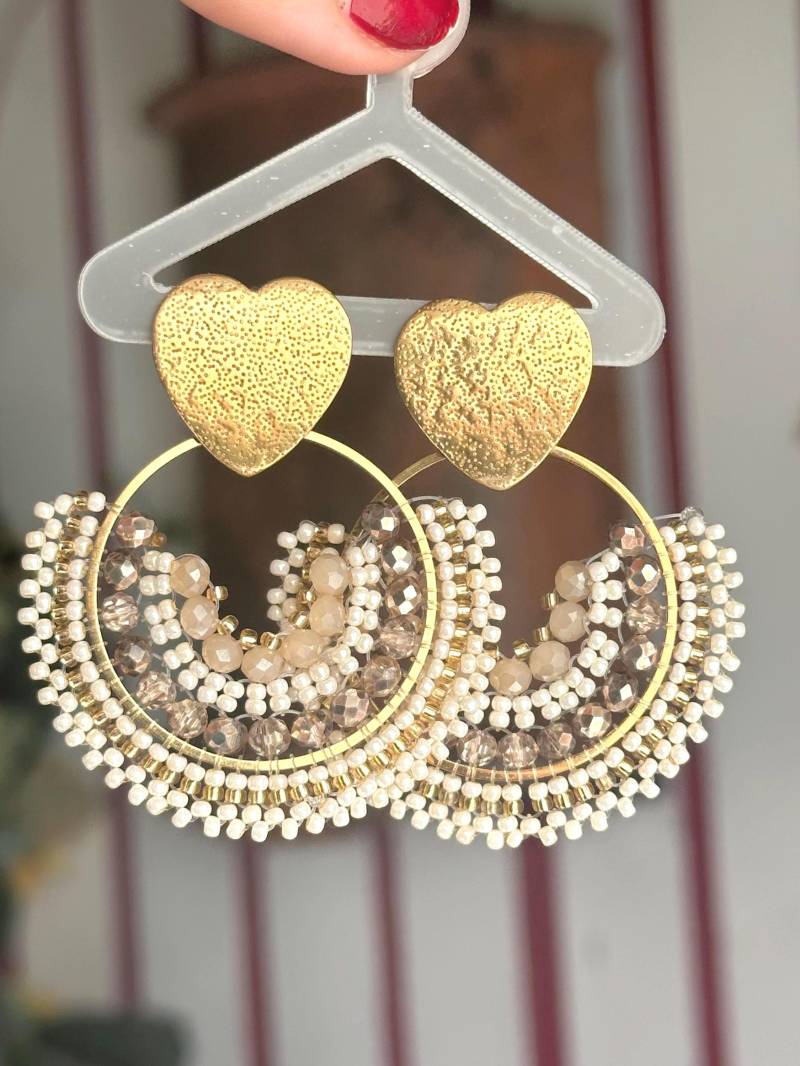 Sarah || Edelstahl Ohrringe Gold Beige, Perlenohrring Gold, Herz Ohrringe, Glasperlen, Boho Perlenschmuck Weiß von KlunkerJewelryDE