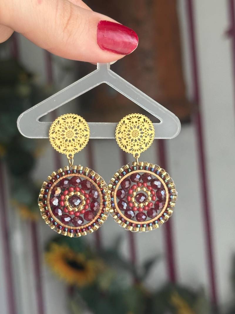 Scarlet | Edelstahl Ohrringe Dunkelrot, Perlenohrring Gold Weinrot, Glasperlen, Kleine Perlen Boho Schmuck Rot von KlunkerJewelryDE