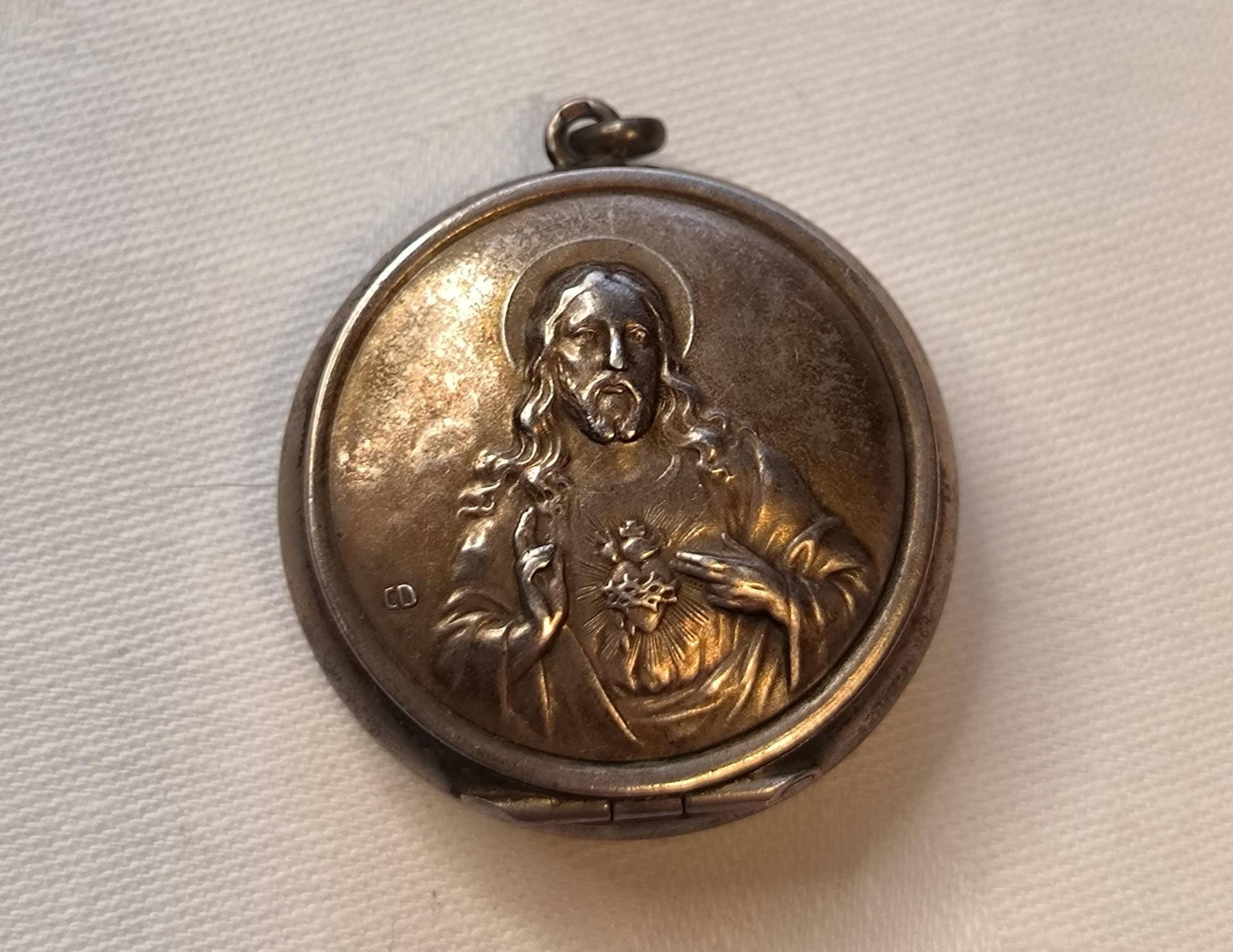 1930/1940 Kleiner Anhänger Zum Aufklappen Herz Jesus Vermutlich Für Einen Rosenkranz Amulett Sammler Stück Objekt 1940 1950 Religion Glaube 1930/1940 Kleiner Anhänger Zum Aufklappen Herz Jesus Vermutlich Für Einen Rosenkranz Amulett Sammler Stück Objekt 1940 1950 Religion Glaube von KlunkerimBunker