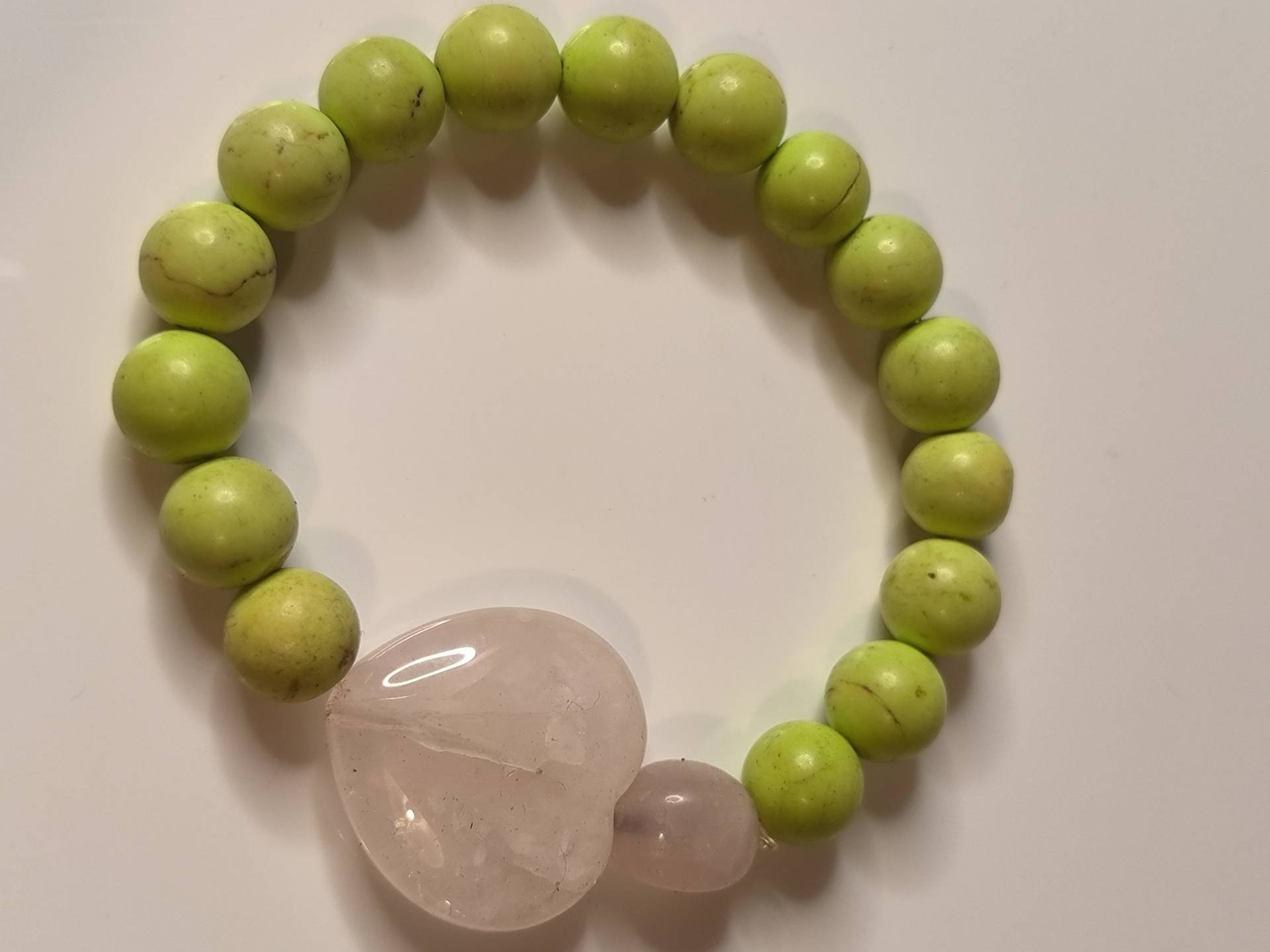 Armband Hellgrüne Perlen Mit Rosenquarz Herz Akzent Armband Hellgrüne Perlen Mit Rosenquarz Herz Akzent von KlunkerimBunker
