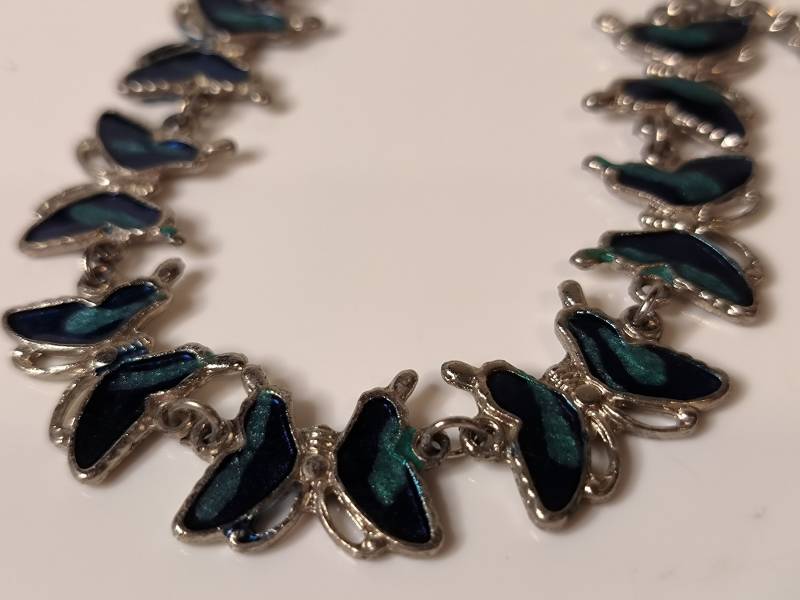 Armband Mit Kleinen Emaille Schmetterlingen in Blau Grün Metall Silber Verlängerung Armband Mit Kleinen Emaille Schmetterlingen in Blau Grün Metall Silber Verlängerung von KlunkerimBunker