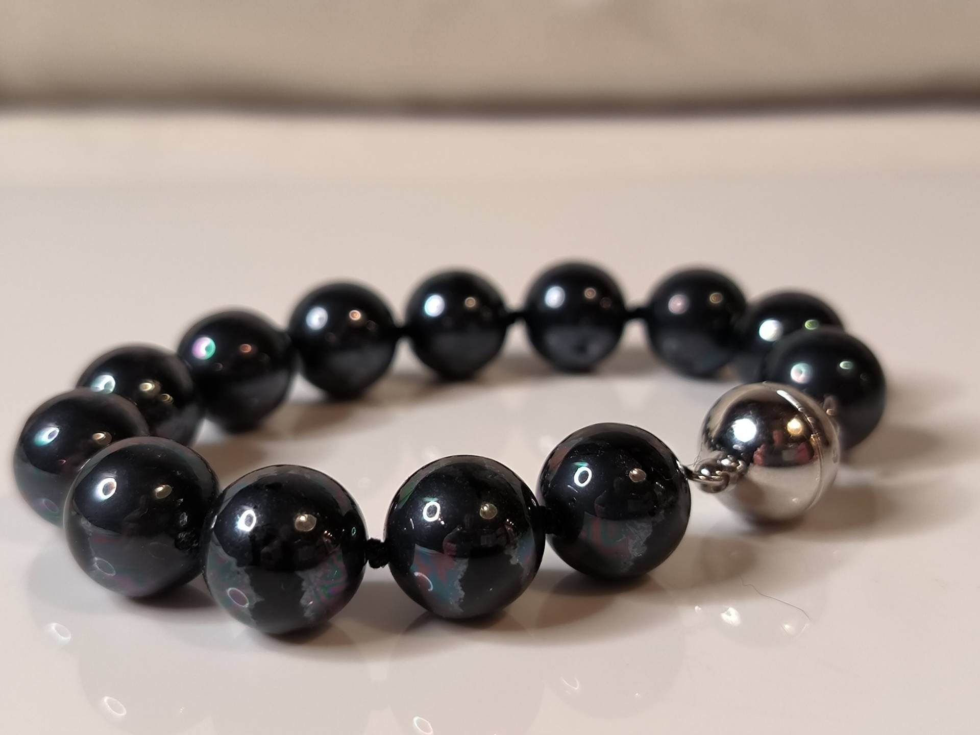 Armband Schwarz Mit Facettierten Perlen Silber Magnet Verschluss Armband Schwarz Mit Facettierten Perlen Silber Magnet Verschluss von KlunkerimBunker