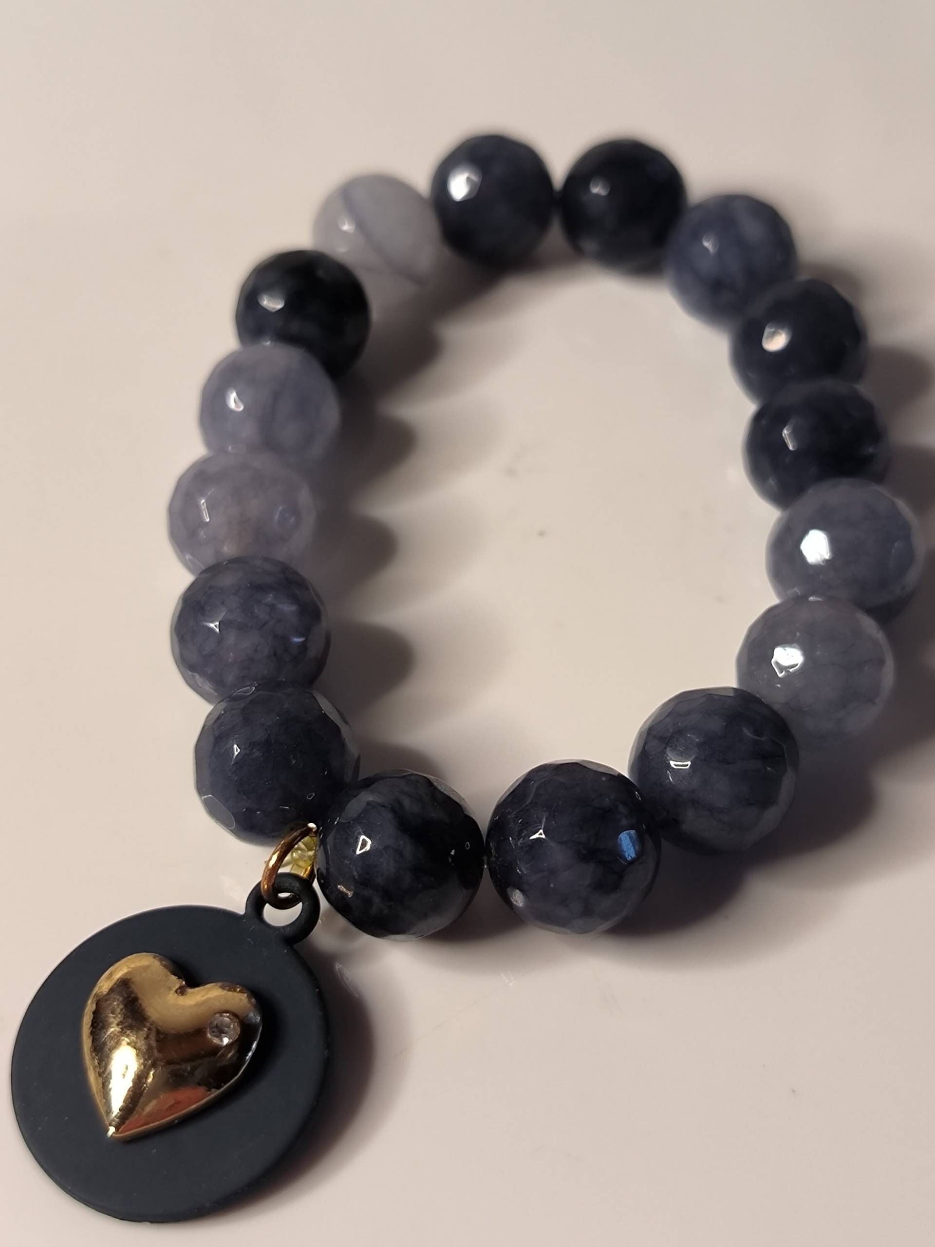 Armband Tansanit Facettiert Perlen in Grau Blau Mit Kleinem Herz Anhänger Armband Tansanit Facettiert Perlen in Grau Blau Mit Kleinem Herz Anhänger von KlunkerimBunker