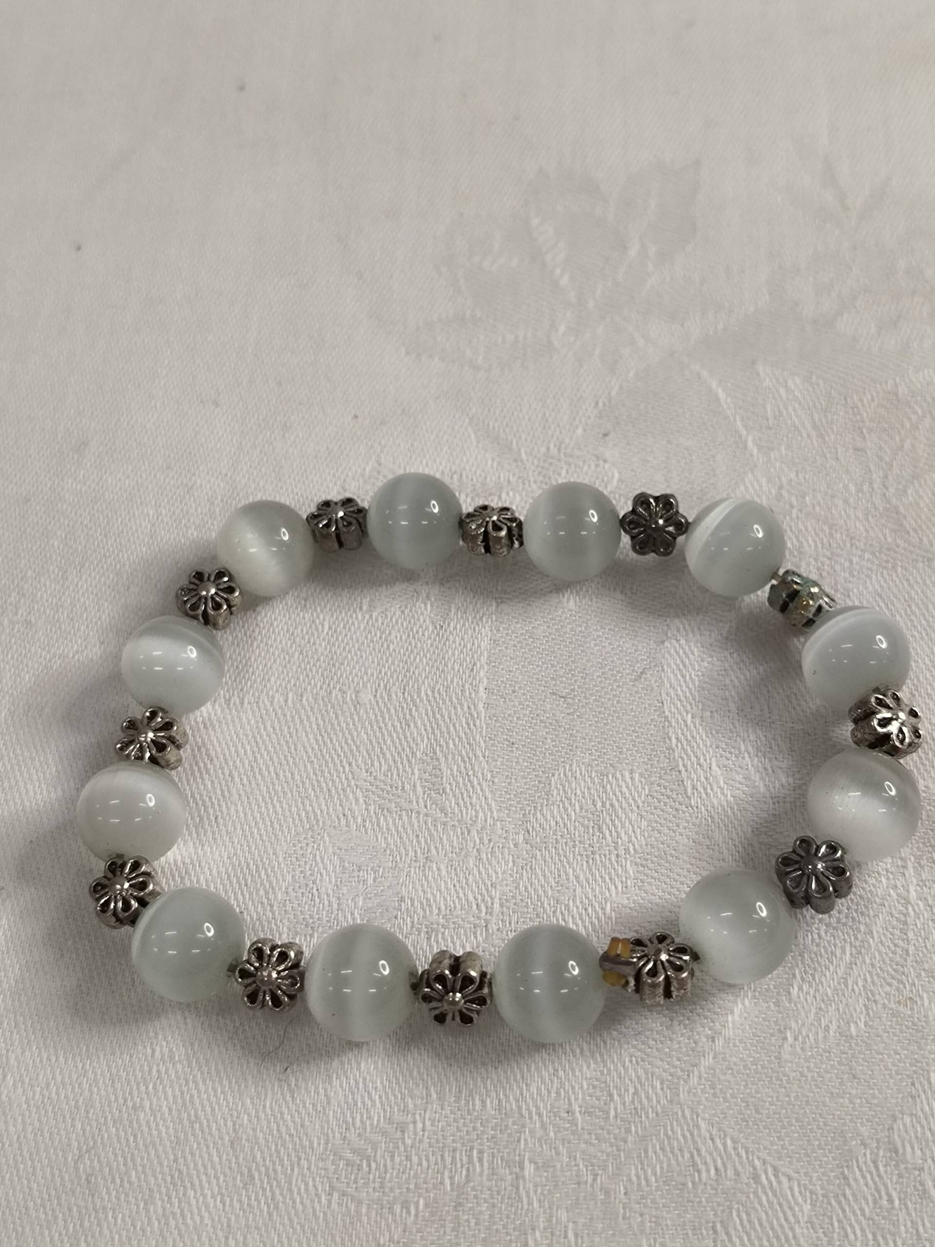 Armband in Grau Weiß Halbedelsteine Versetzt Mit Kleinen Silberblumen Armband in Grau Weiß Halbedelsteine Versetzt Mit Kleinen Silberblumen von KlunkerimBunker