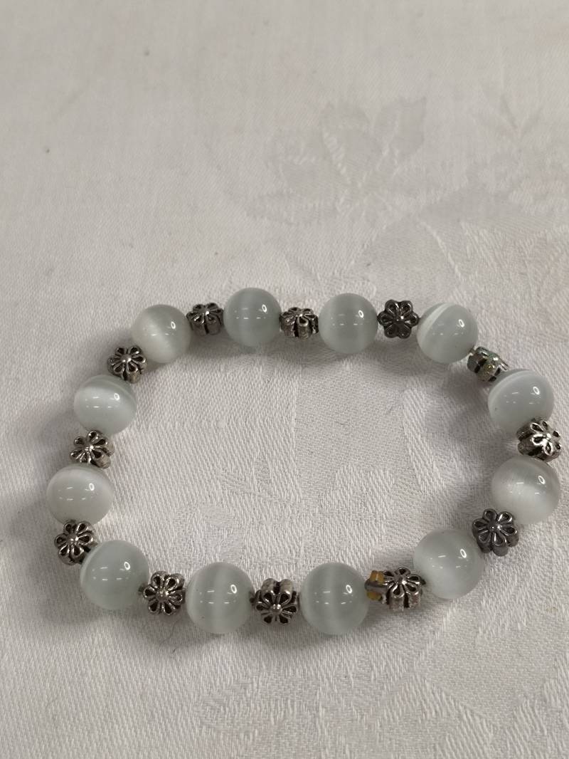 Armband in Grau Weiß Halbedelsteine Versetzt Mit Kleinen Silberblumen Armband in Grau Weiß Halbedelsteine Versetzt Mit Kleinen Silberblumen von KlunkerimBunker